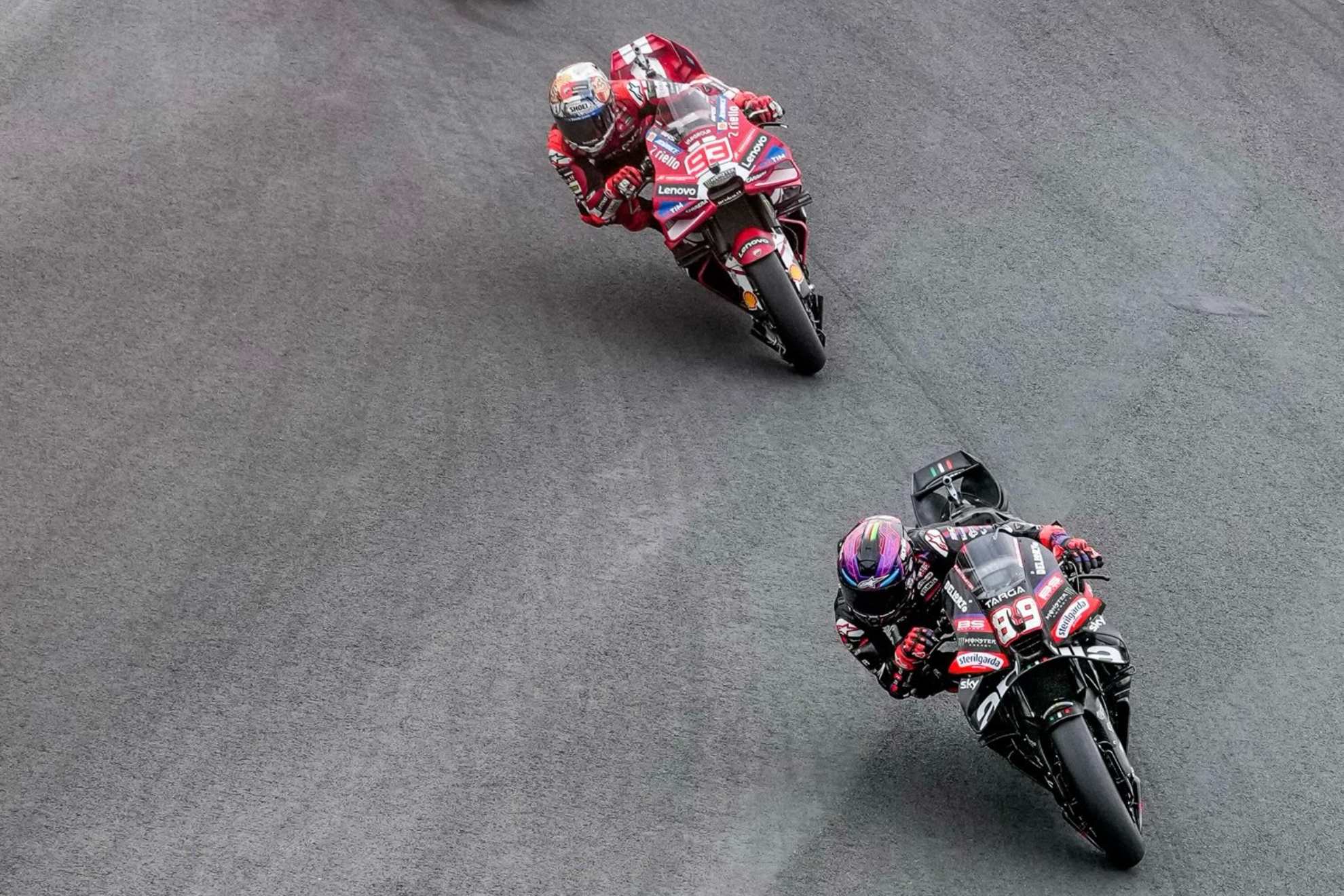 Jorge Martín, vigilado de cerca por Marc Márquez. MOTOGP