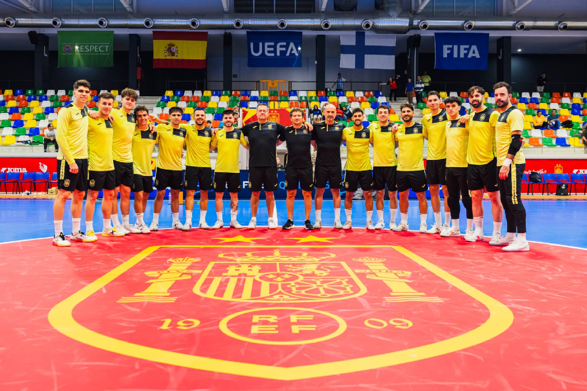 Los jugadores de la Selección flanquean al cuerpo técnico en el Manzanares Arena RFEF