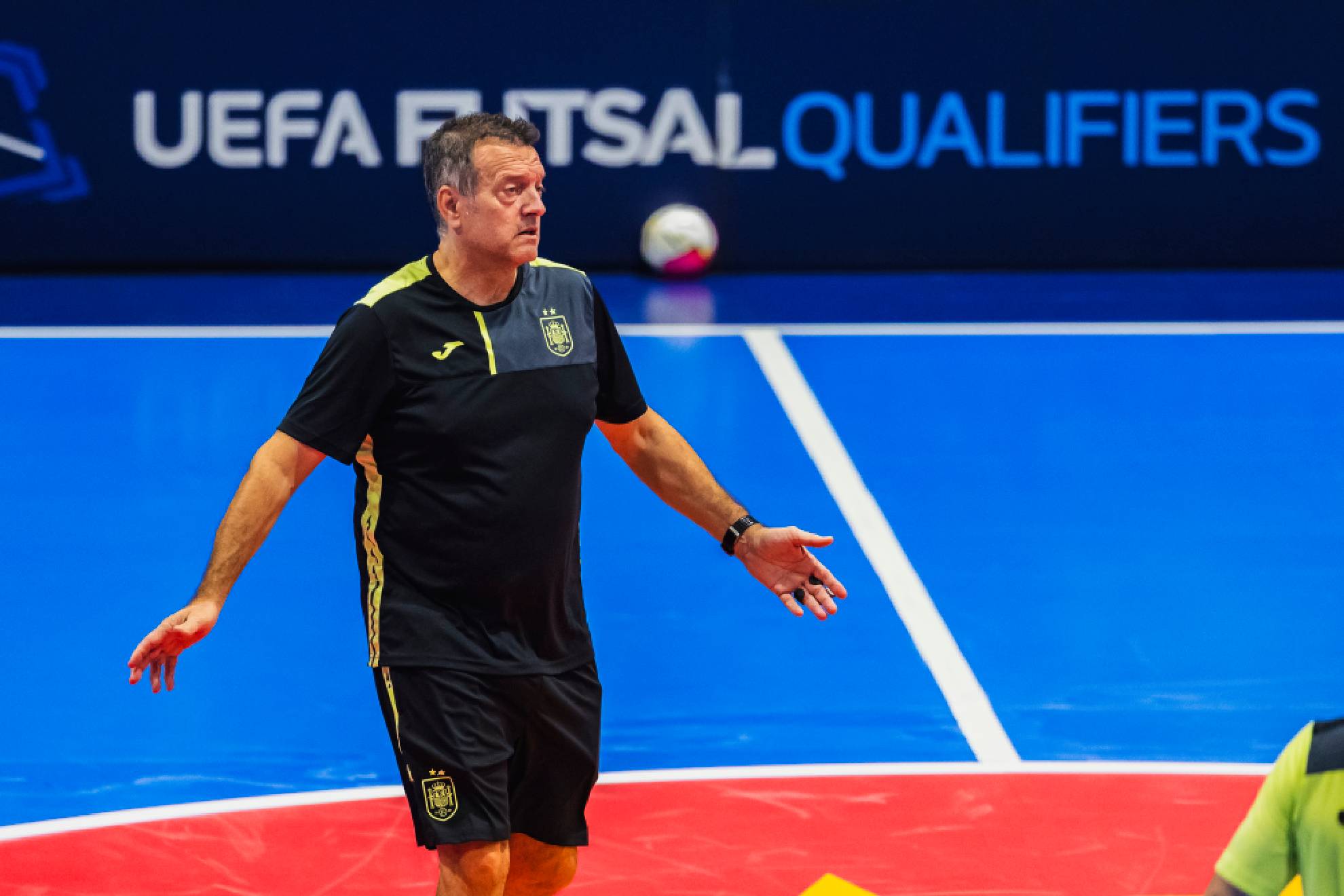 Jesús Velasco da instrucciones en uno de los entrenamientos en el Manzanares Arena RFEF