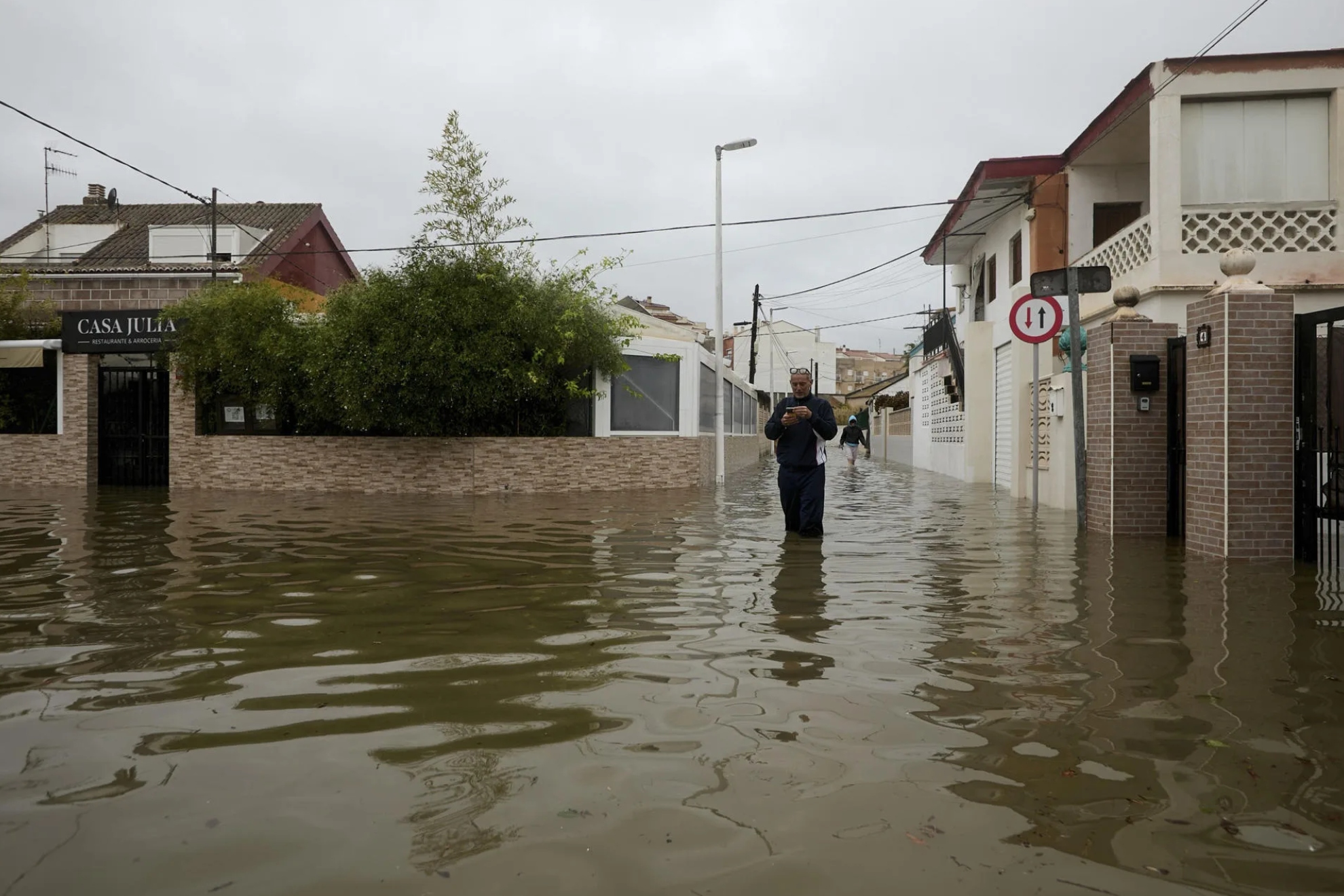 La Generalitat levanta los confinamientos por la DANA y desmoviliza a la UME ante la mejora del temporal EFE