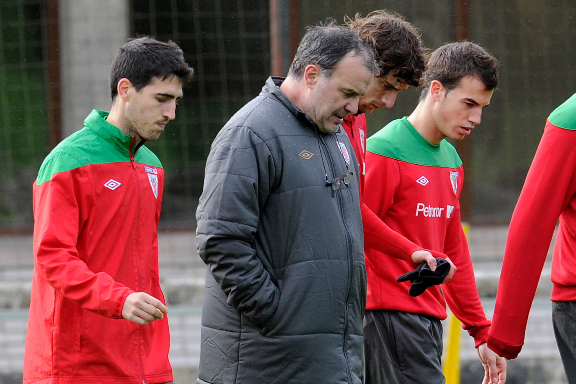 Iraola, a la izquierda e Iñigo Pérez, a la derecha del técnico Marcelo Bielsa, en el Athletic. JUAN ECHEVERRIA