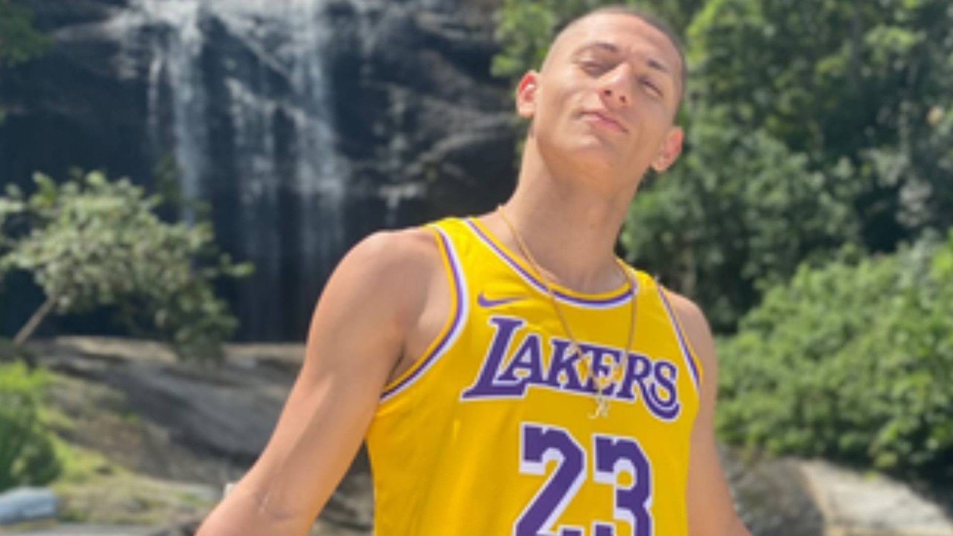 Richarlison, delantero internacional con Brasil que actualmente está apartado por el Tottenham, ha denunciado ante la policía al senador Flavio Bolsonaro por apoderarse de su isla privada.