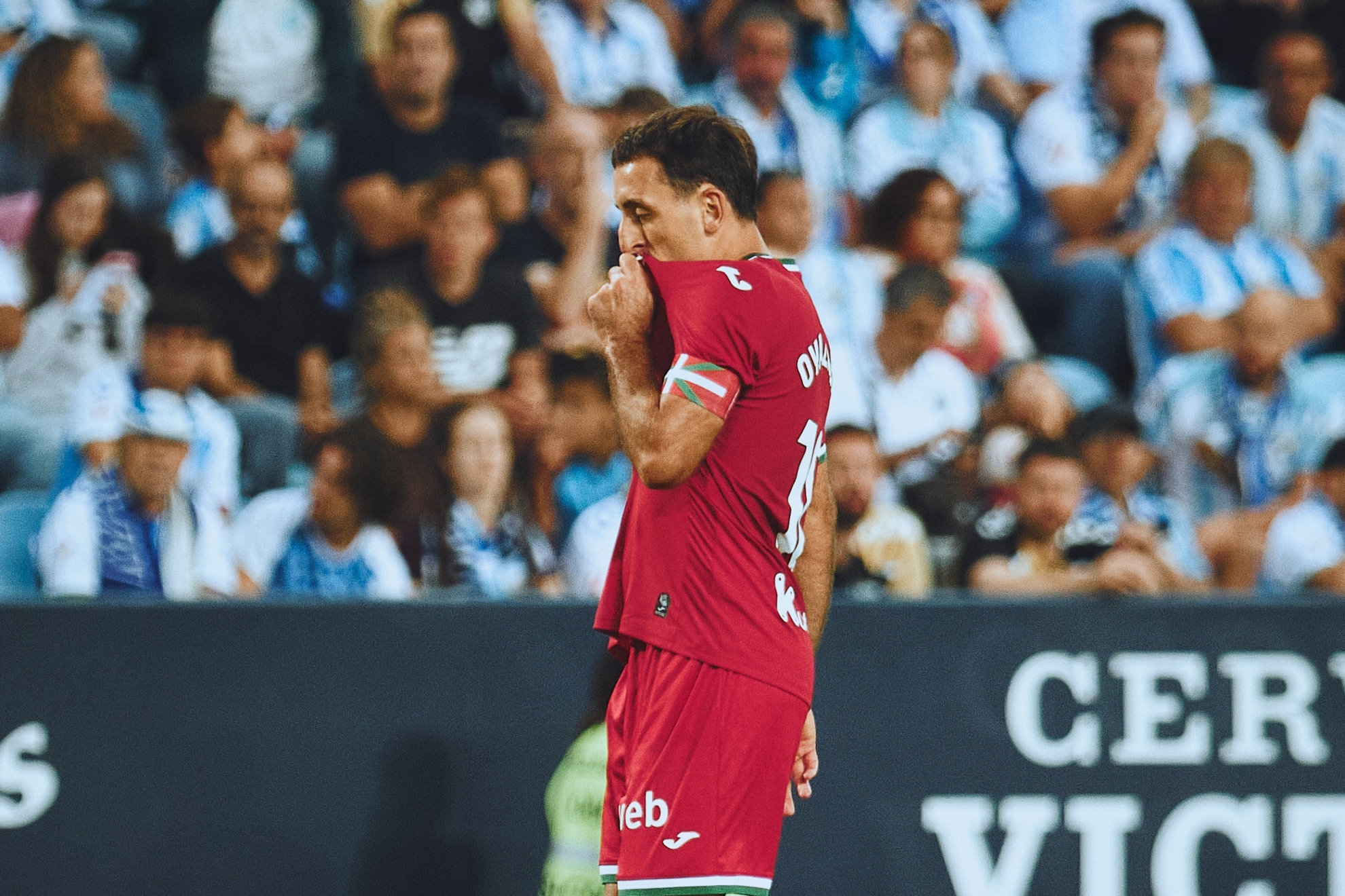 Mikel Oyarzabal se besa el escudo de la Real en su camiseta tras marcar en La Rosaleda. RS