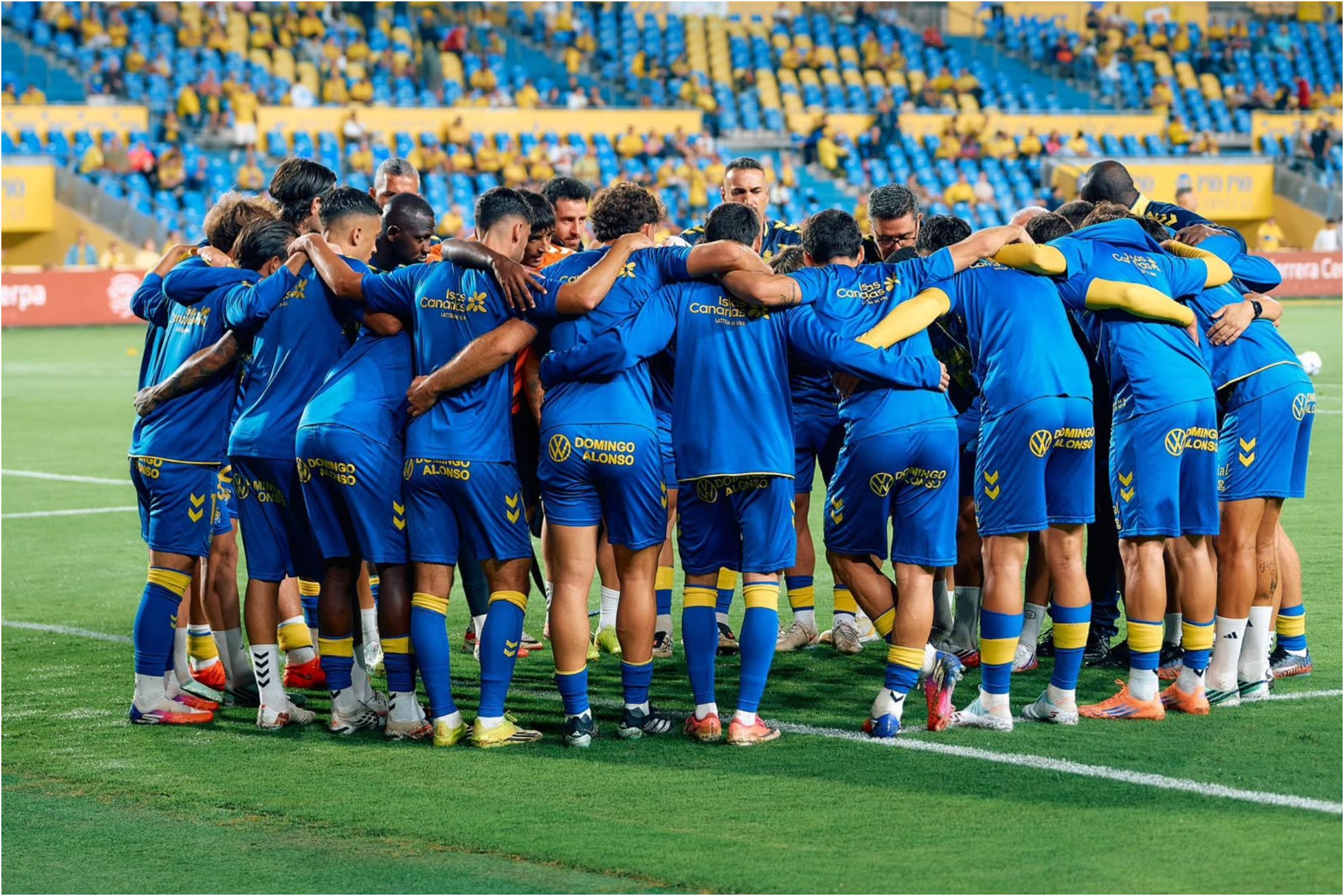 Los jugadores de Las Palmas, en la previa de un partido.