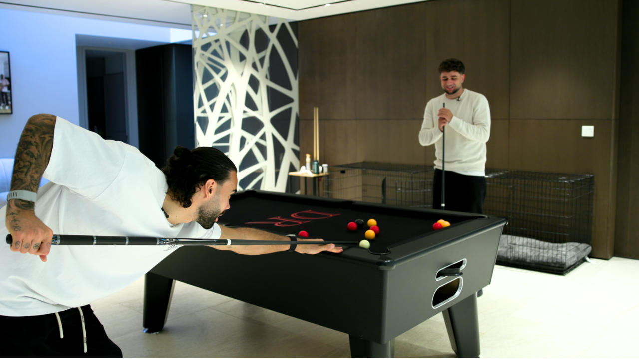 David Raya juega al billar con el redactor de Marca