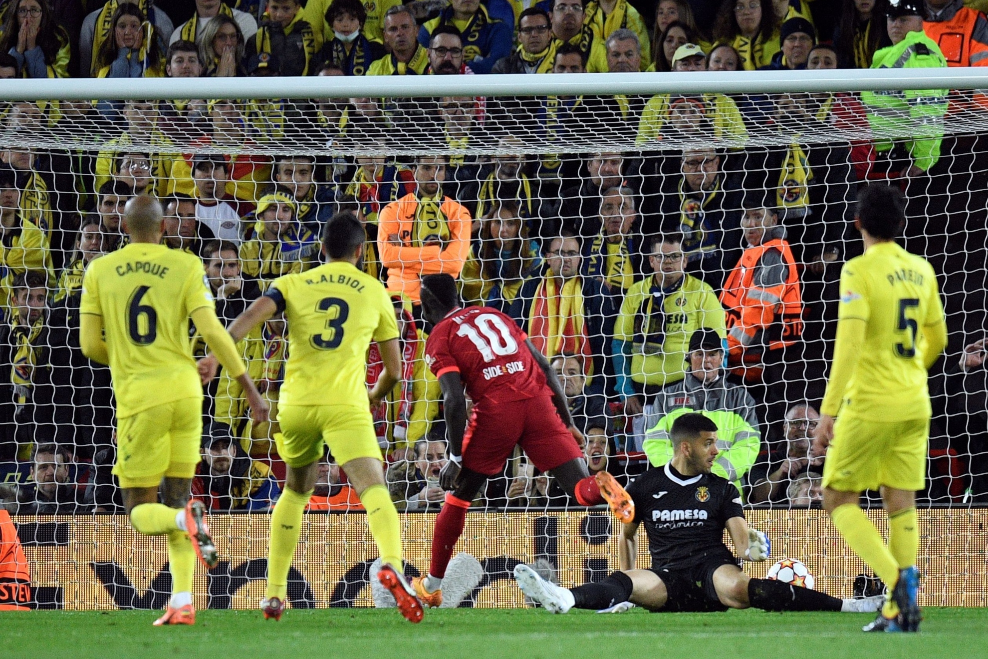 El Villarreal, caído en Anfield. Archivo El Mundo