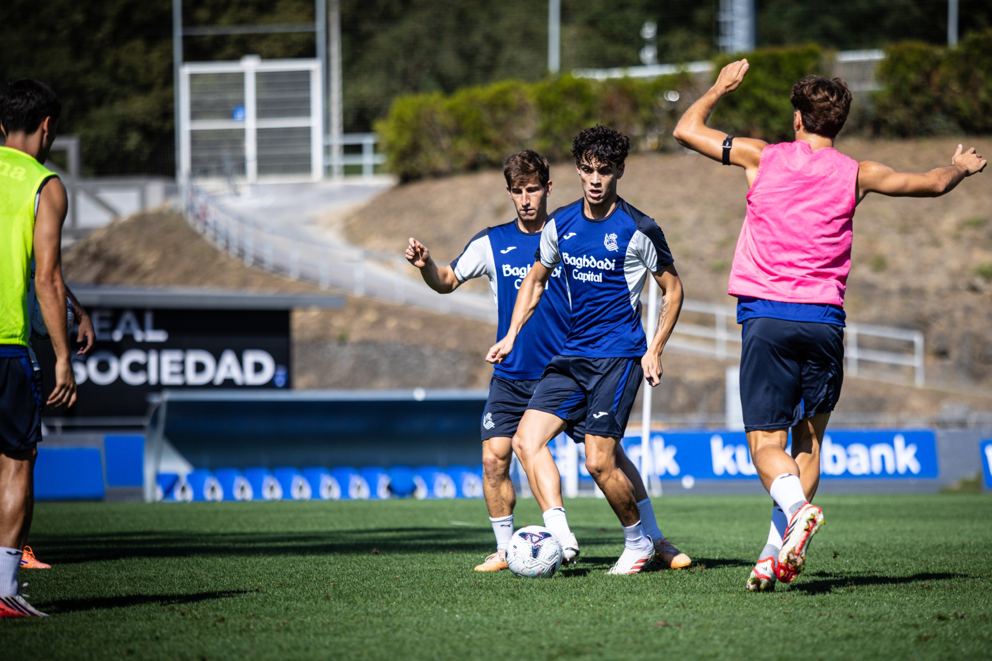 Héctor Fort, con Aihen Muñoz por detrás, en un entrenamiento con la Real. REAL SOCIEDAD