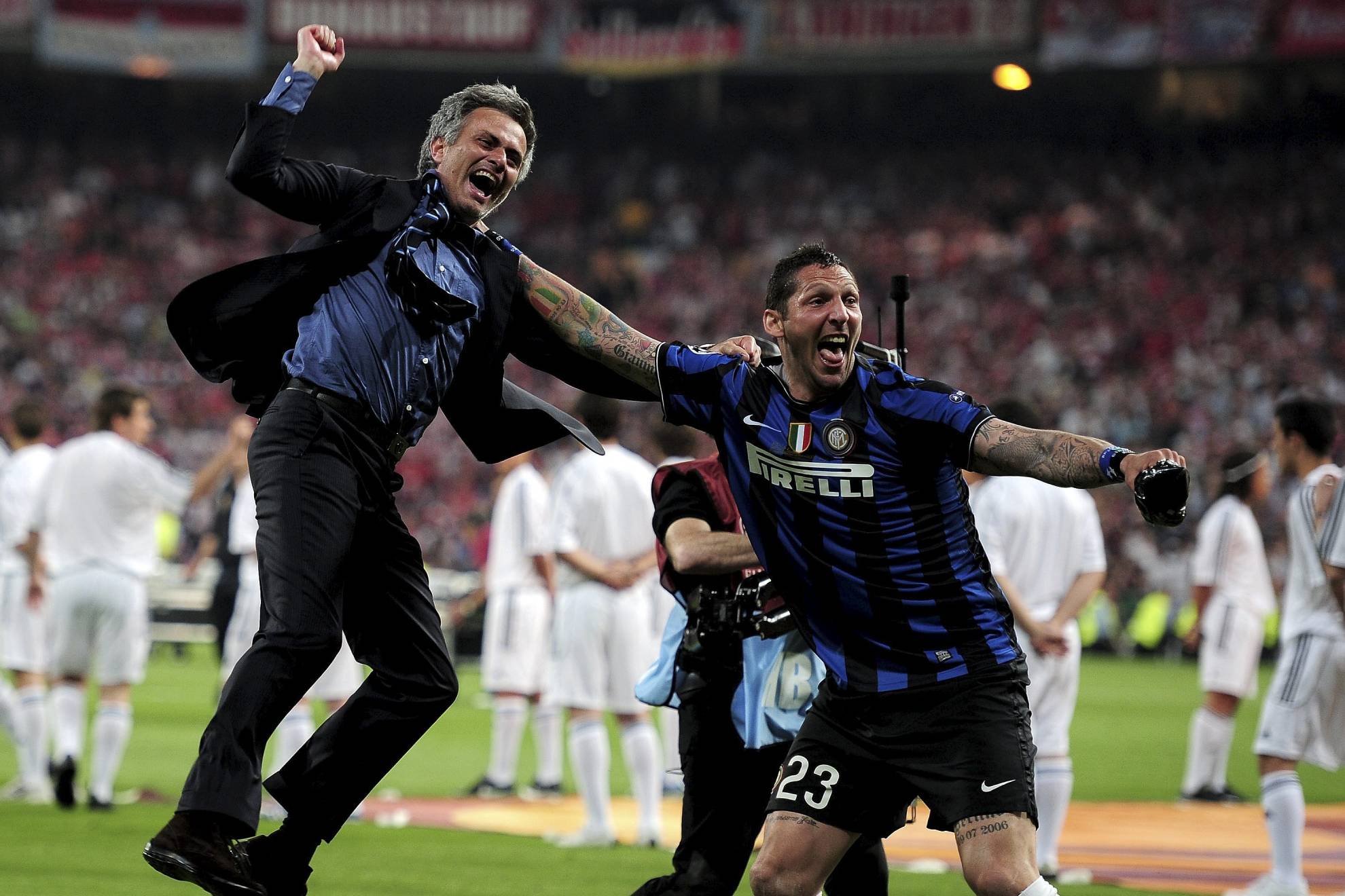 Jose Mourinho y Marco Materazzi celebran la Champions conquistada en el Bernabéu. Shaun Botterill