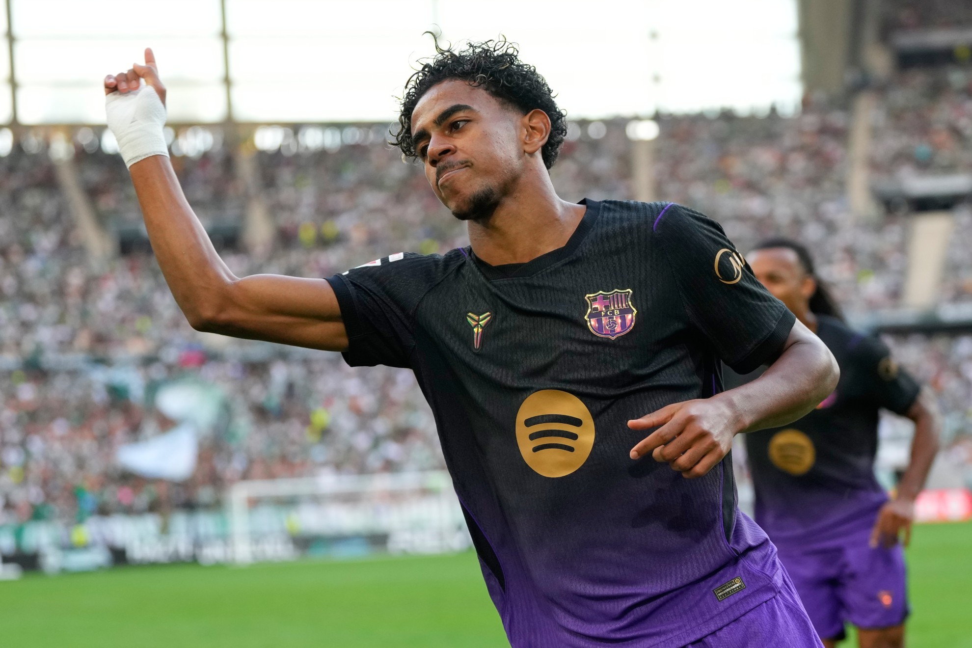 Lamine Yamal del Barcelona celebra tras anotar el primer gol del Real Betis en La Liga el sábado 17 de octubre del 2026. (AP Foto/Jose Breton)