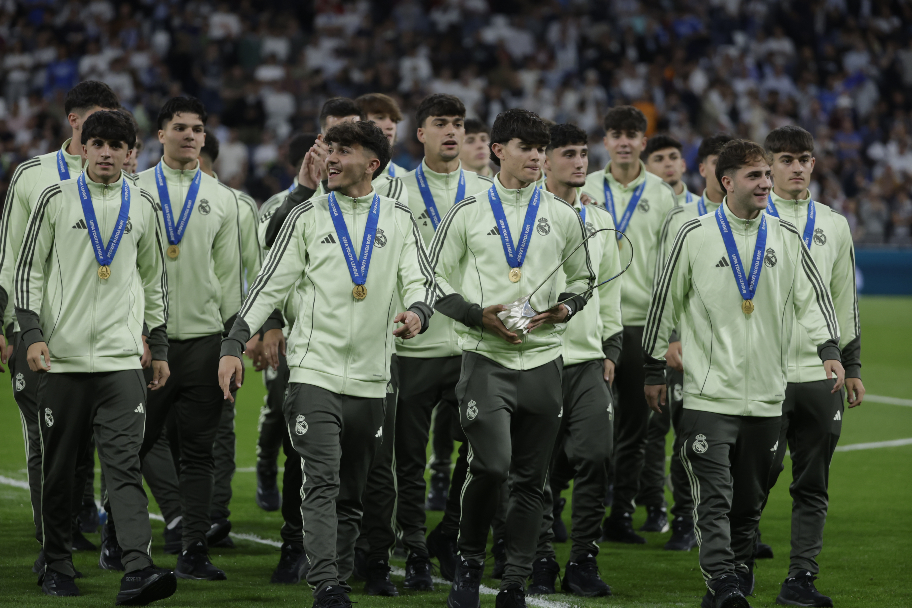 En el Bernabéu ofreciendo el trofeo de la Youth.