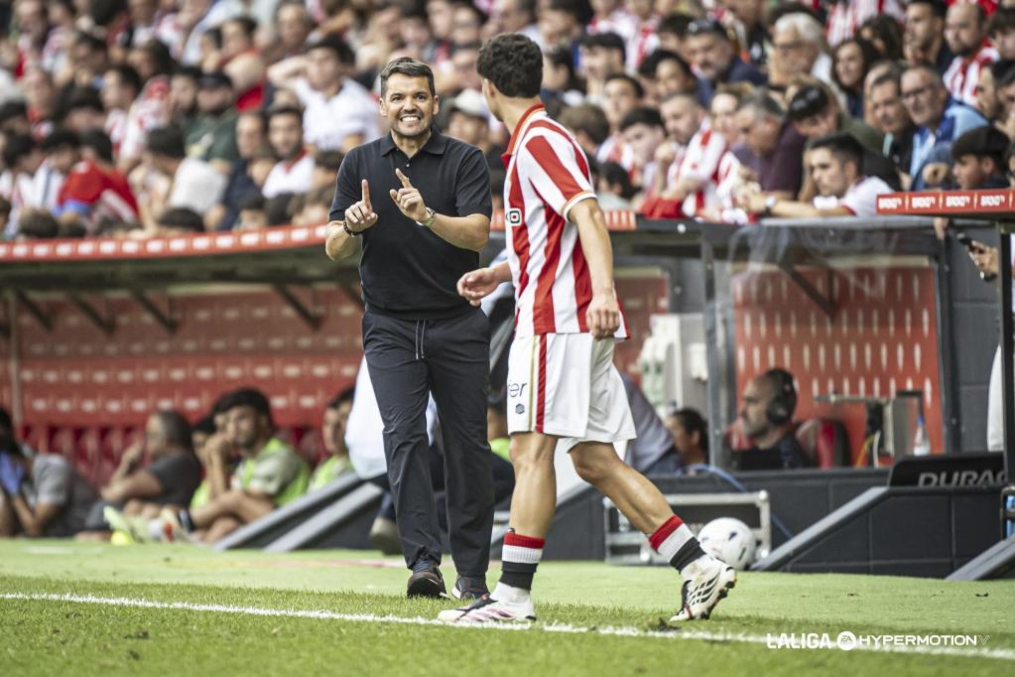 El míster Nicolás Larcamón da órdenes durante un partido. LALIGA