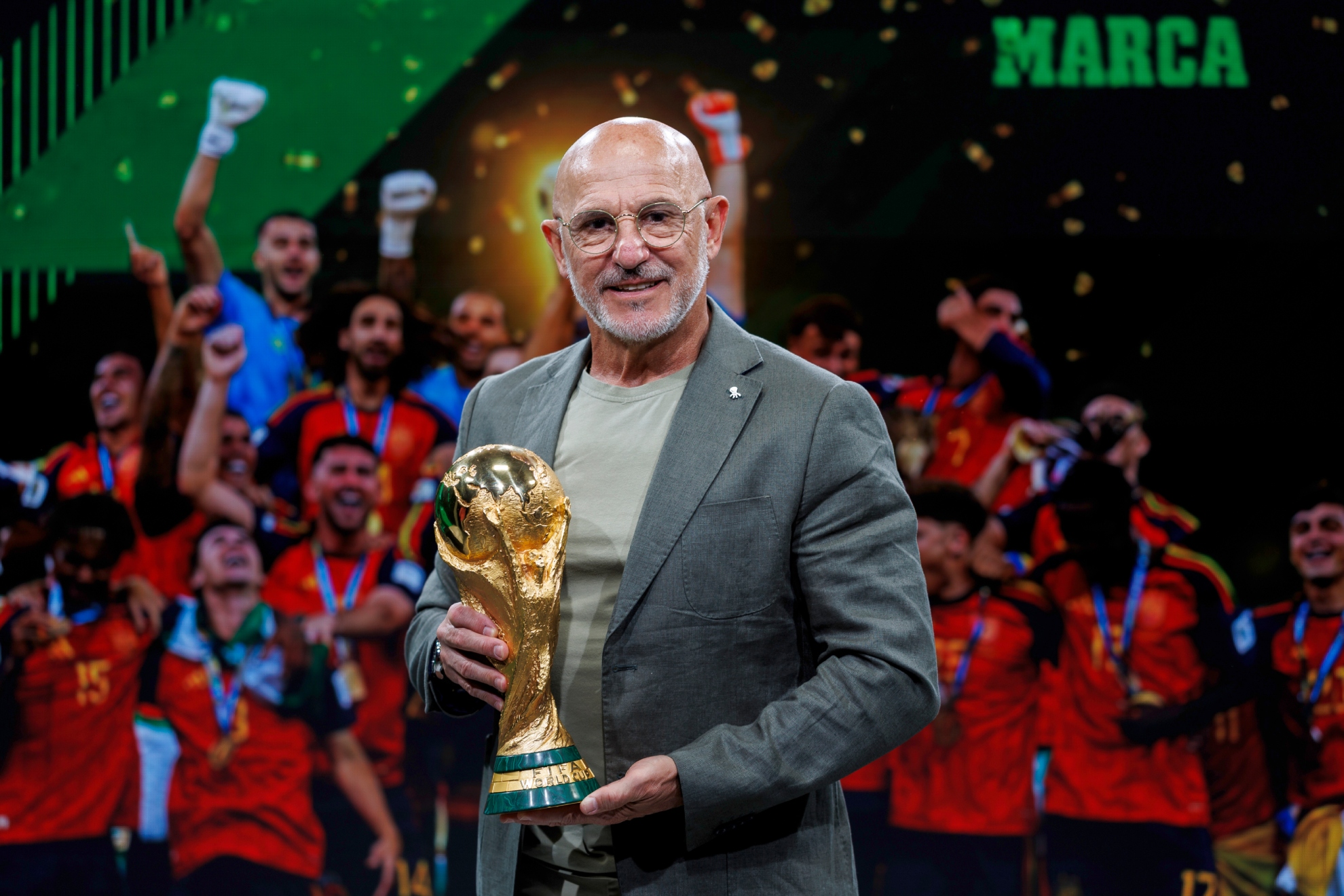 Luis De la Fuente posa como Campeón del Mundo en la redacción de MARCA. APO CABALLERO