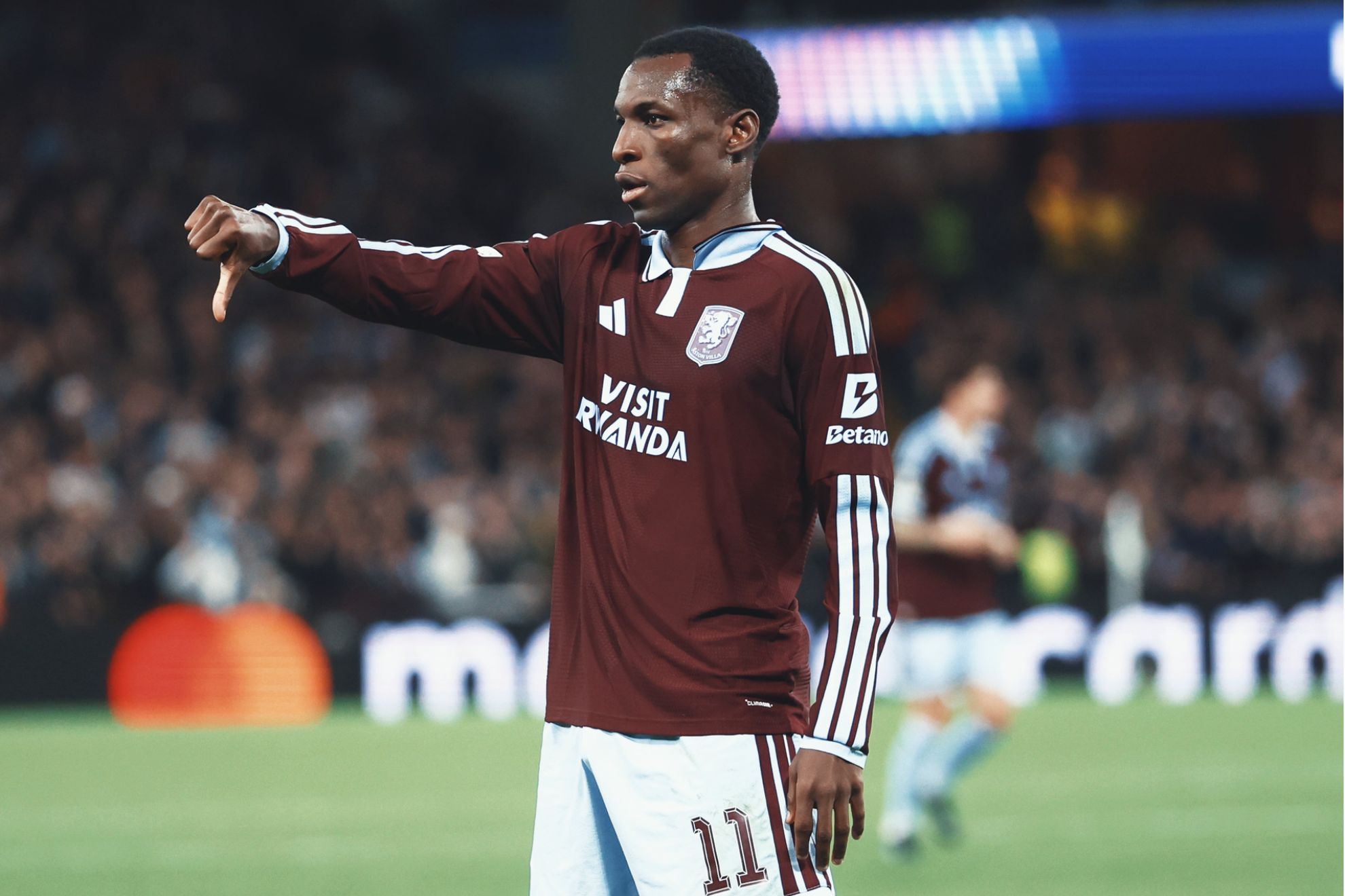 Nico Jackson celebra uno de sus goles contra el Fenerbahçe @AstonVilla