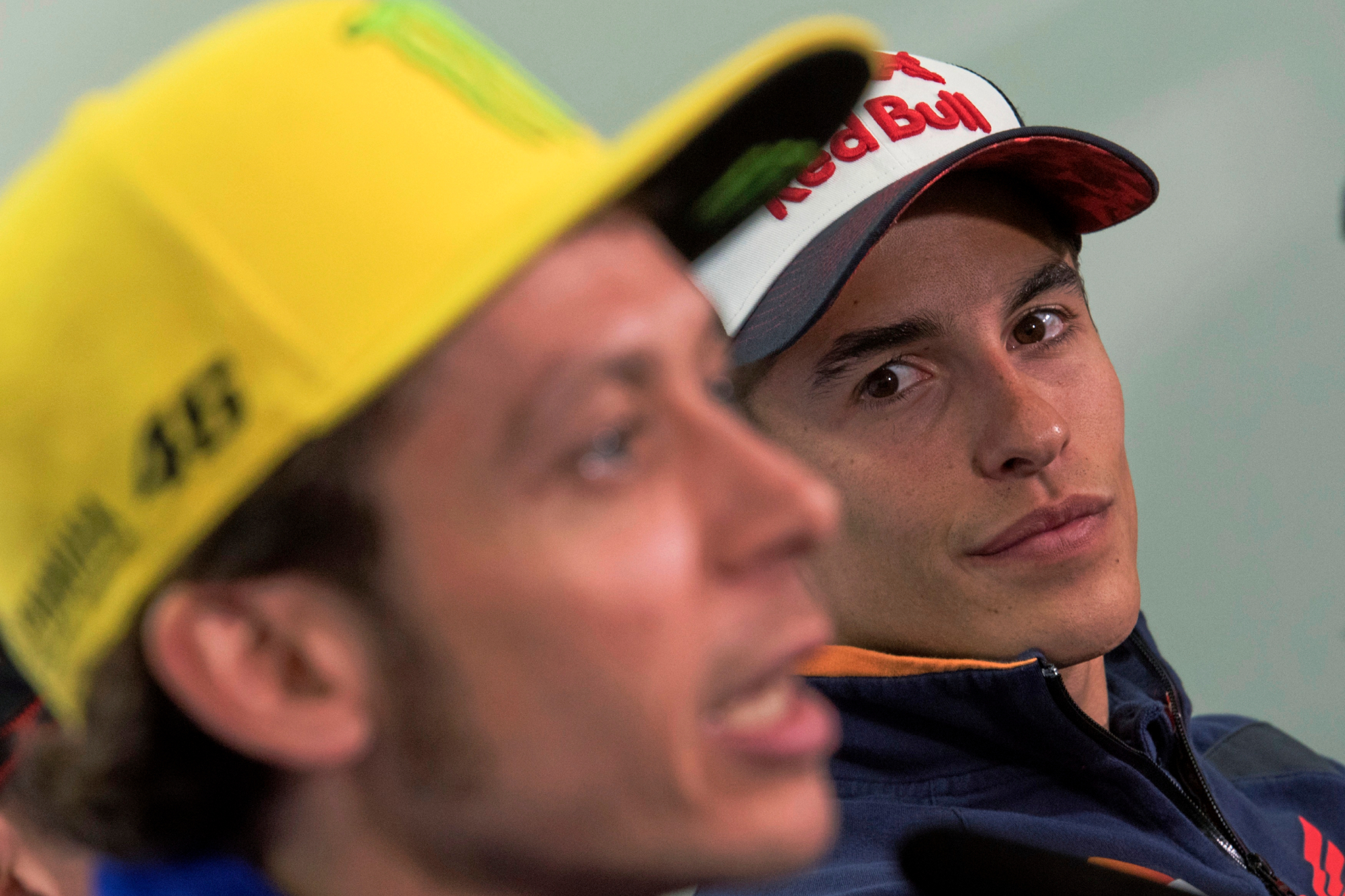 Marc Márquez presta atención a Valentino Rossi durante una rueda de prensa. MOTOGP