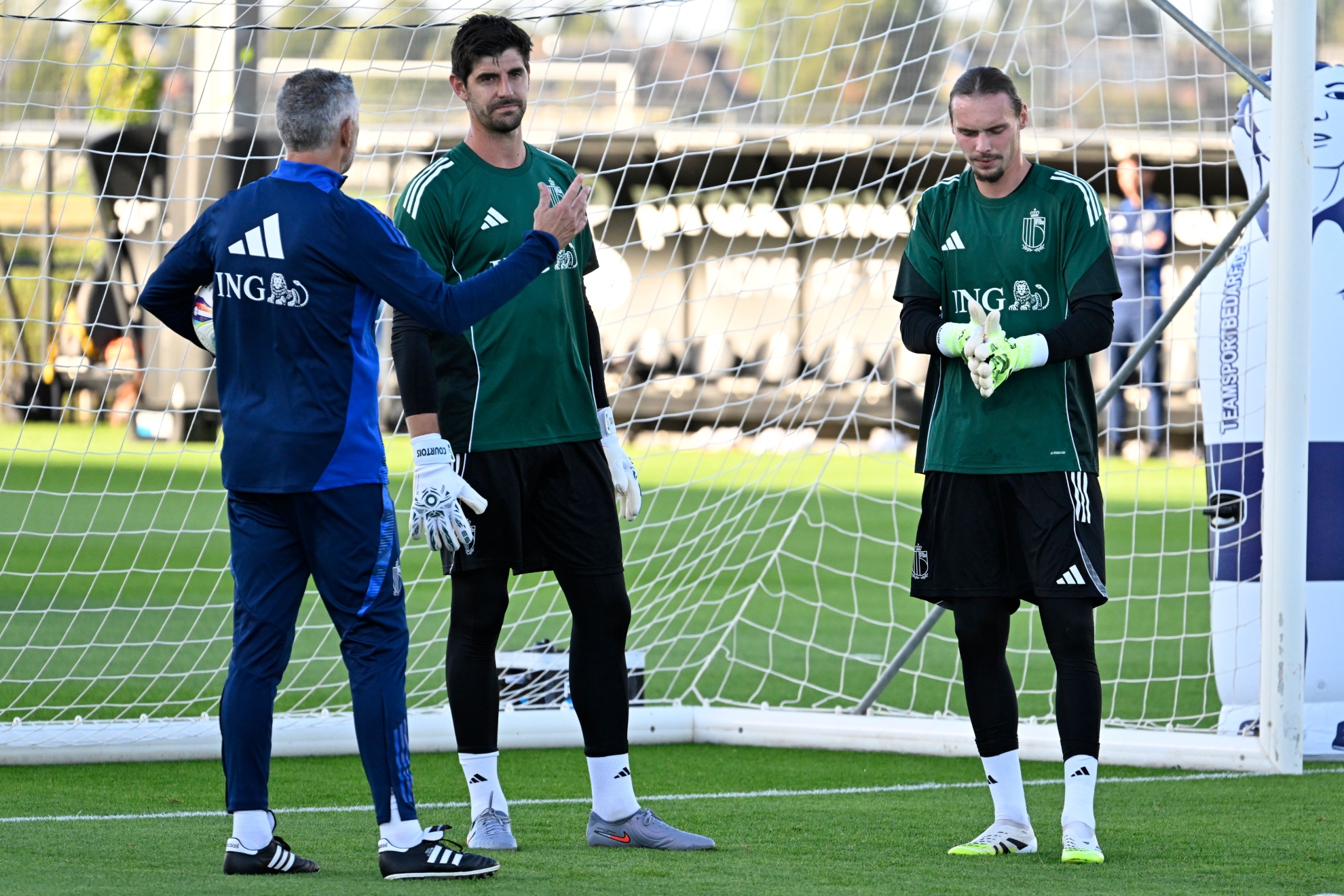 Thibaut Courtois, junto a Maarten Vandevoordt en un entrenamiento de la selección belga. GETTY IMAGES