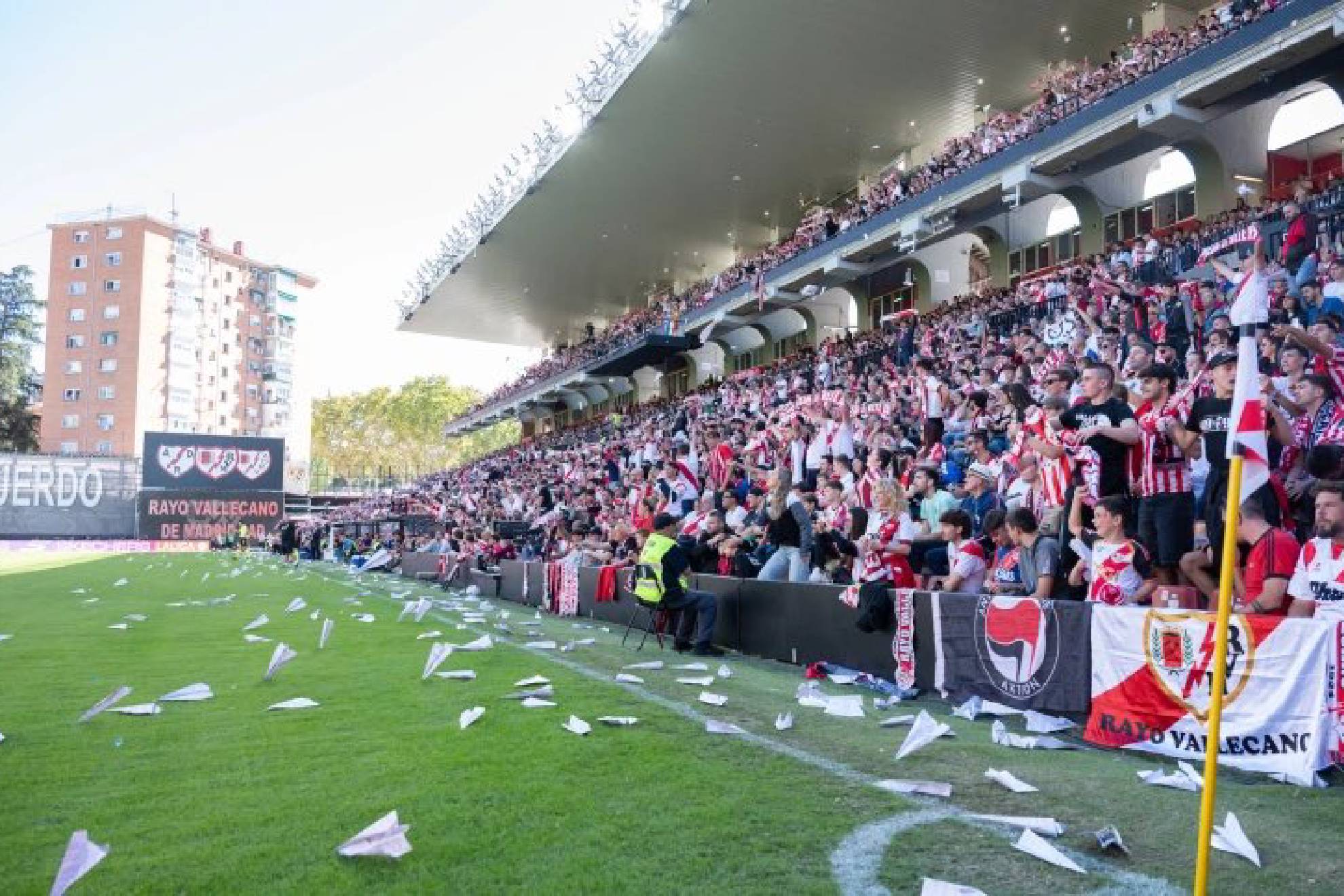 Imágenes del estadio de Vallecas durante los incidentes ante el Athletic
