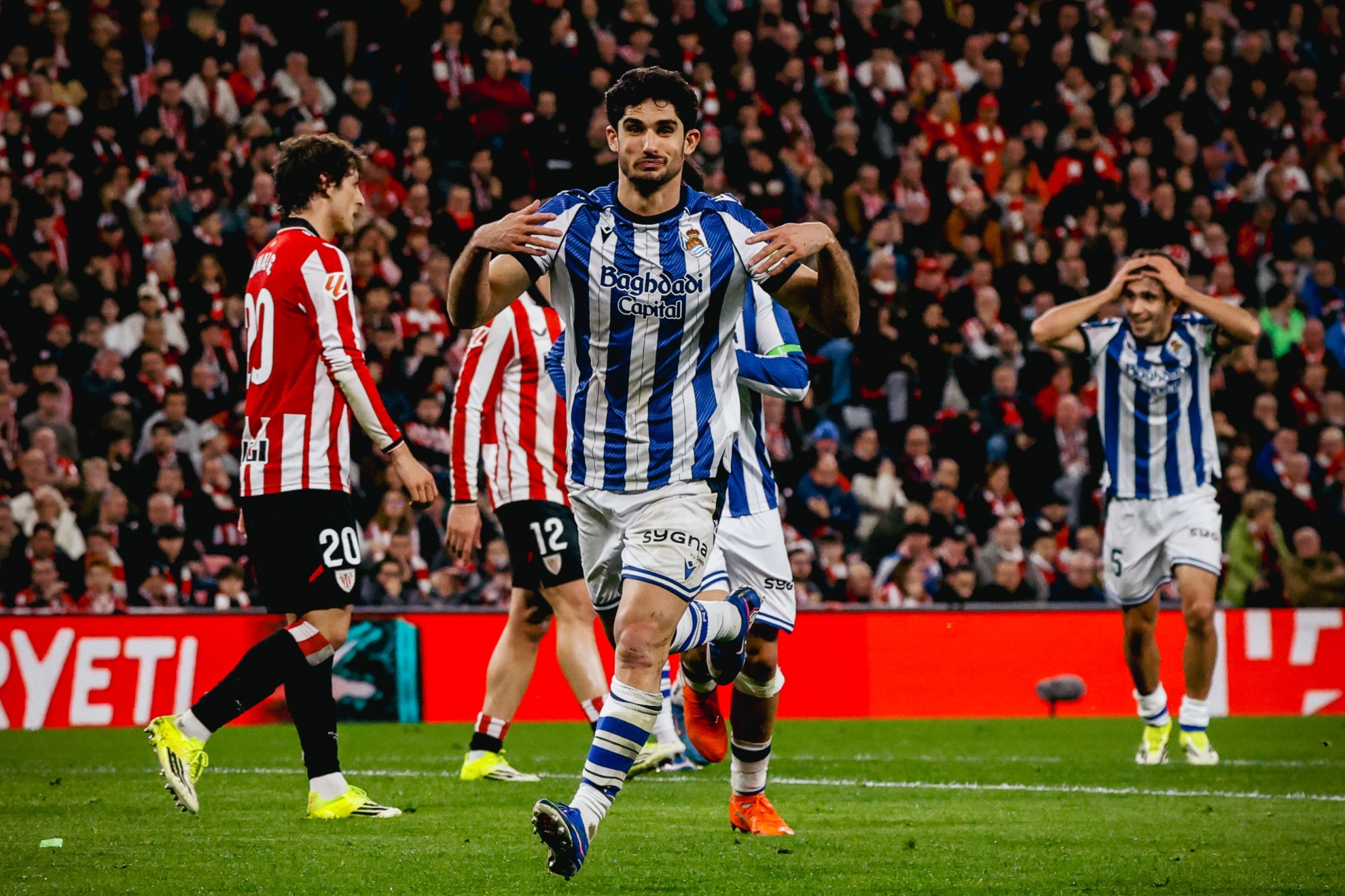 Gonçalo Guedes celebra el gol que marcó en el último derbi liguero en San Mamés. REAL SOCIEDAD
