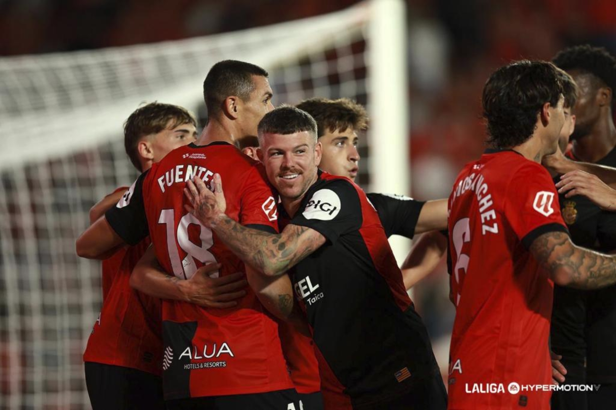Los jugadores del Mallorca abrazan a Adri Fuentes tras marcar el madrileño un gol. LALIGA