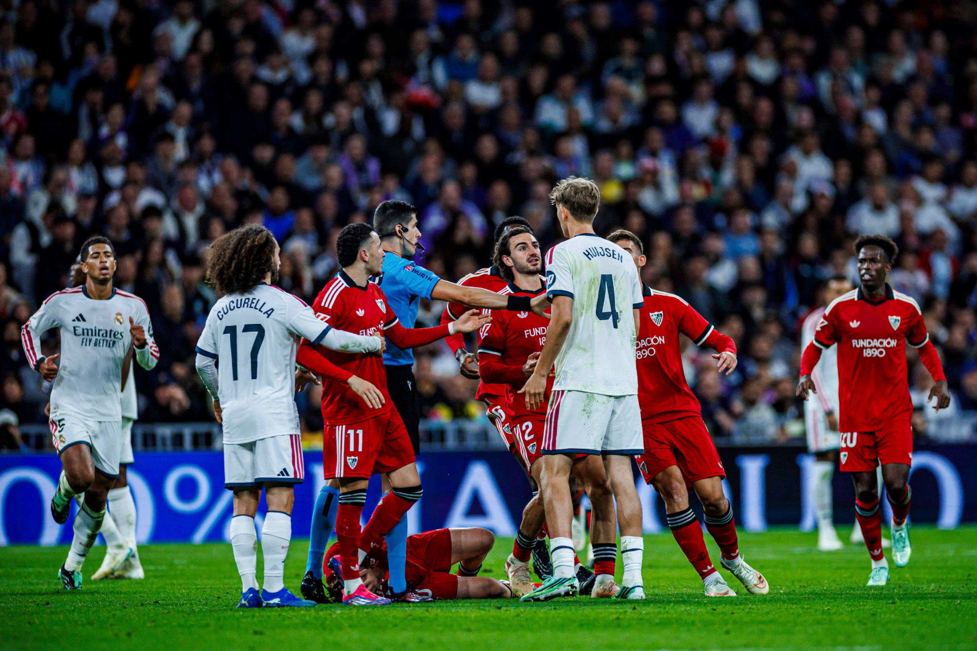Tangana en el Real Madrid-Sevilla tras la acción de Güler con Peque. MARCA
