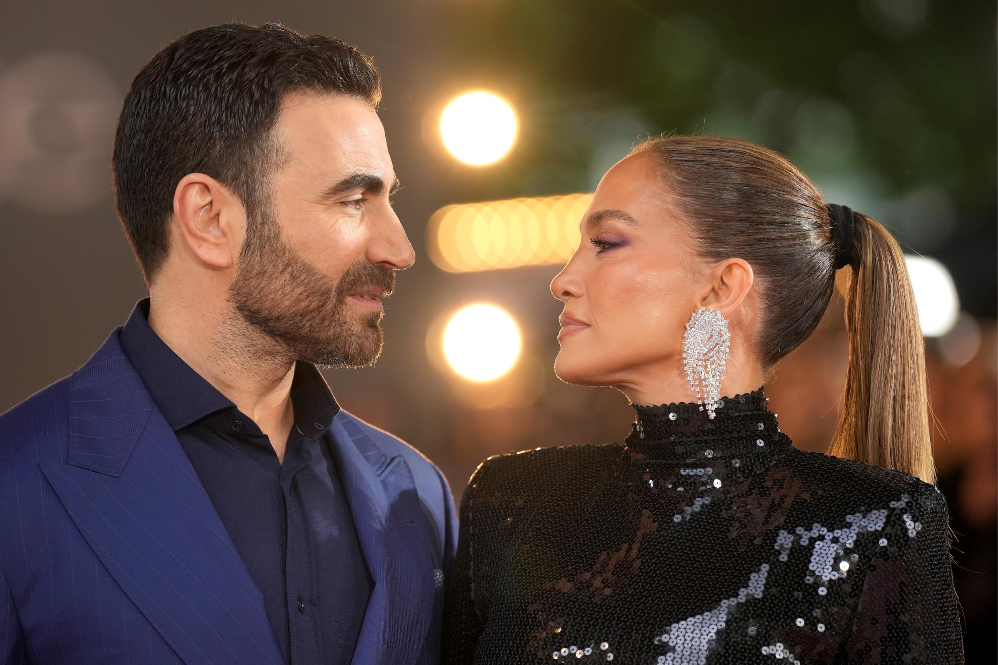 Brett Goldstein y Jennifer Lopez, el pasado 3 de junio, en el estreno de 'Office Romance' en Reino Unido. GETTY IMAGES