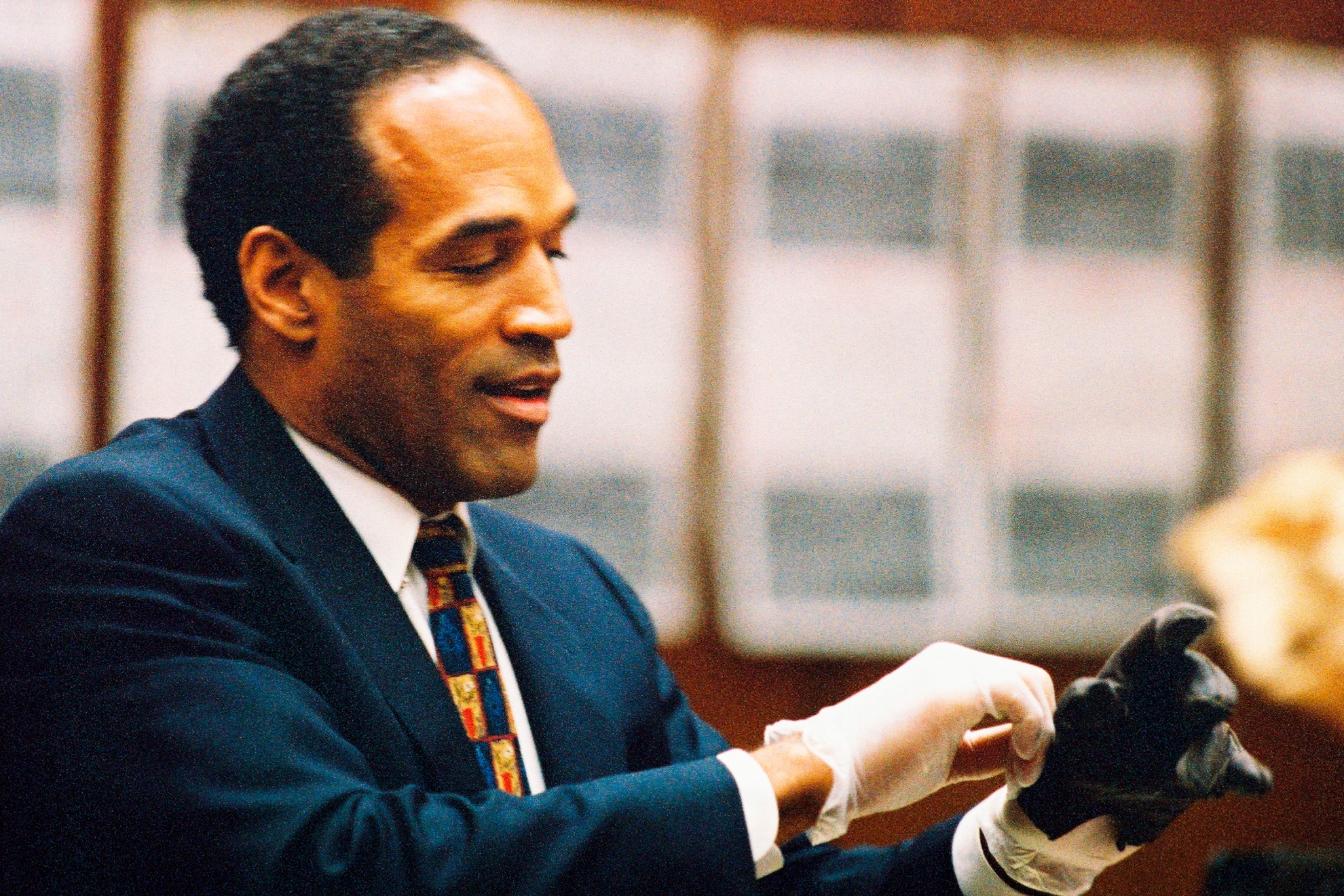 OJ Simpson se intenta poner el guante encontrado en la escena del crimen durante el juicio penal. Lee Celano/WireImage