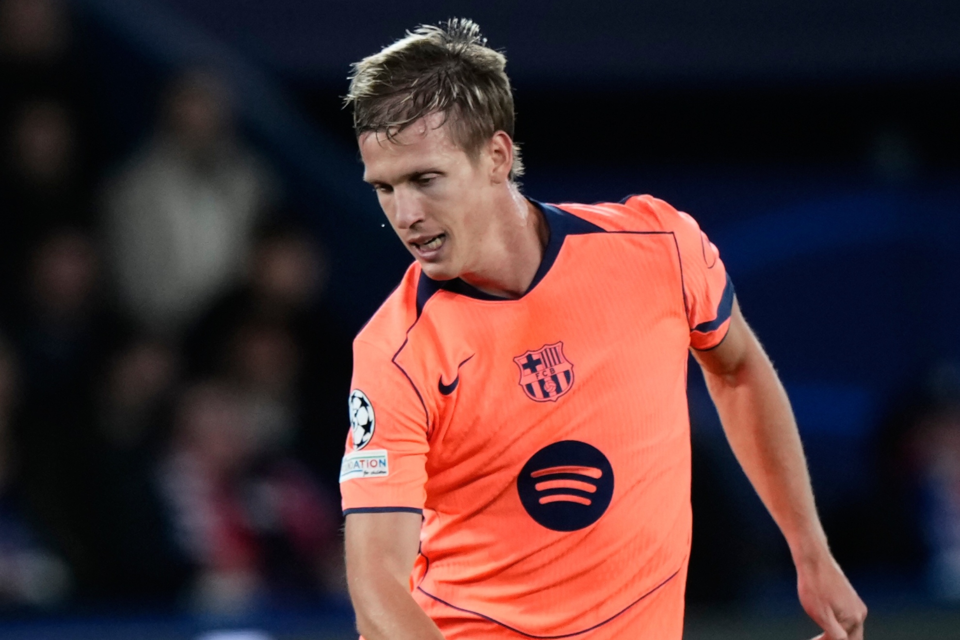 Dani Olmo, en el partido frente al PSG. LAPRESSE