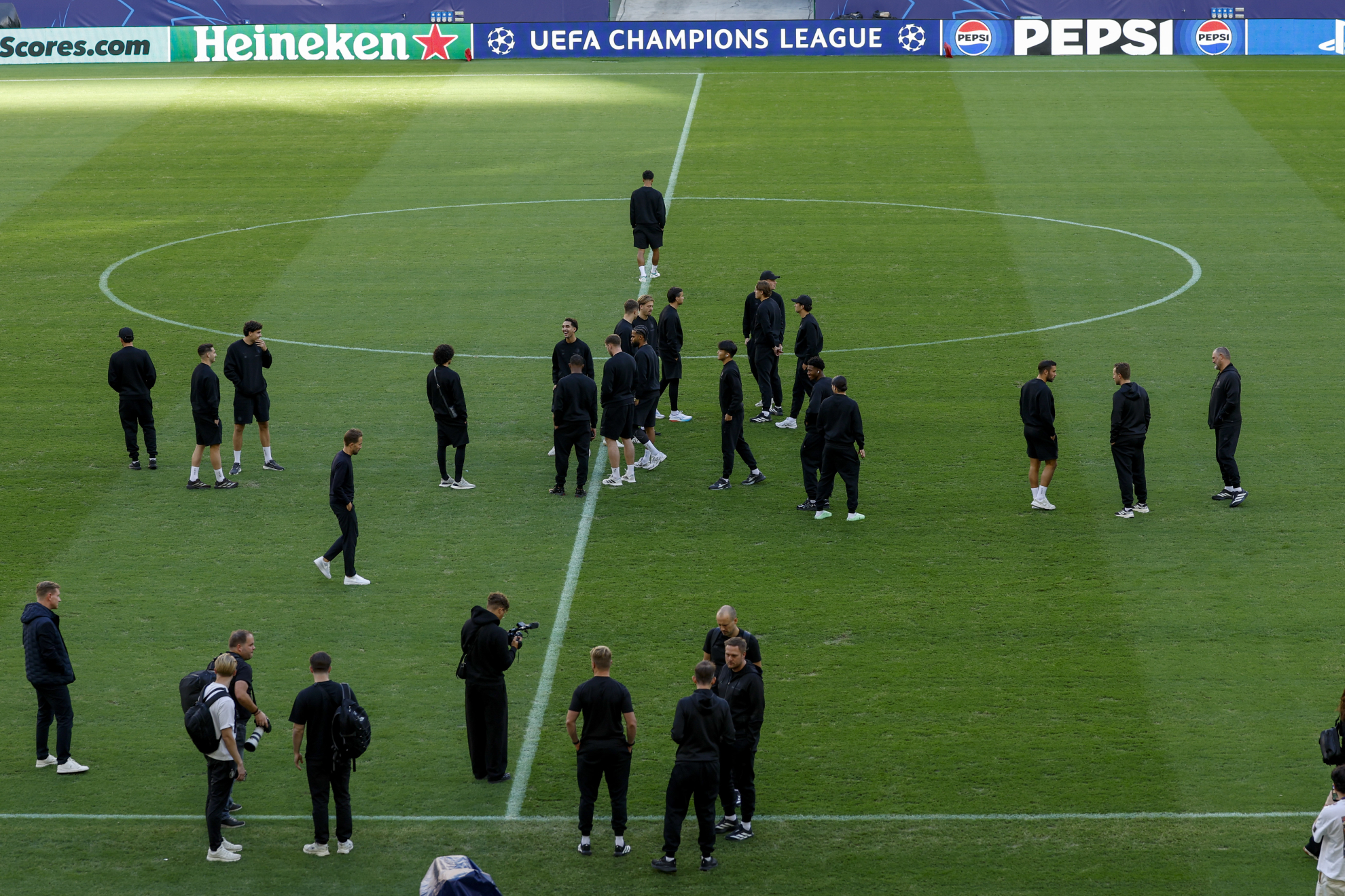 Jugadores y cuerpo técnico del Feyenoord inspeccionan esta tarde La Cartuja. EFE