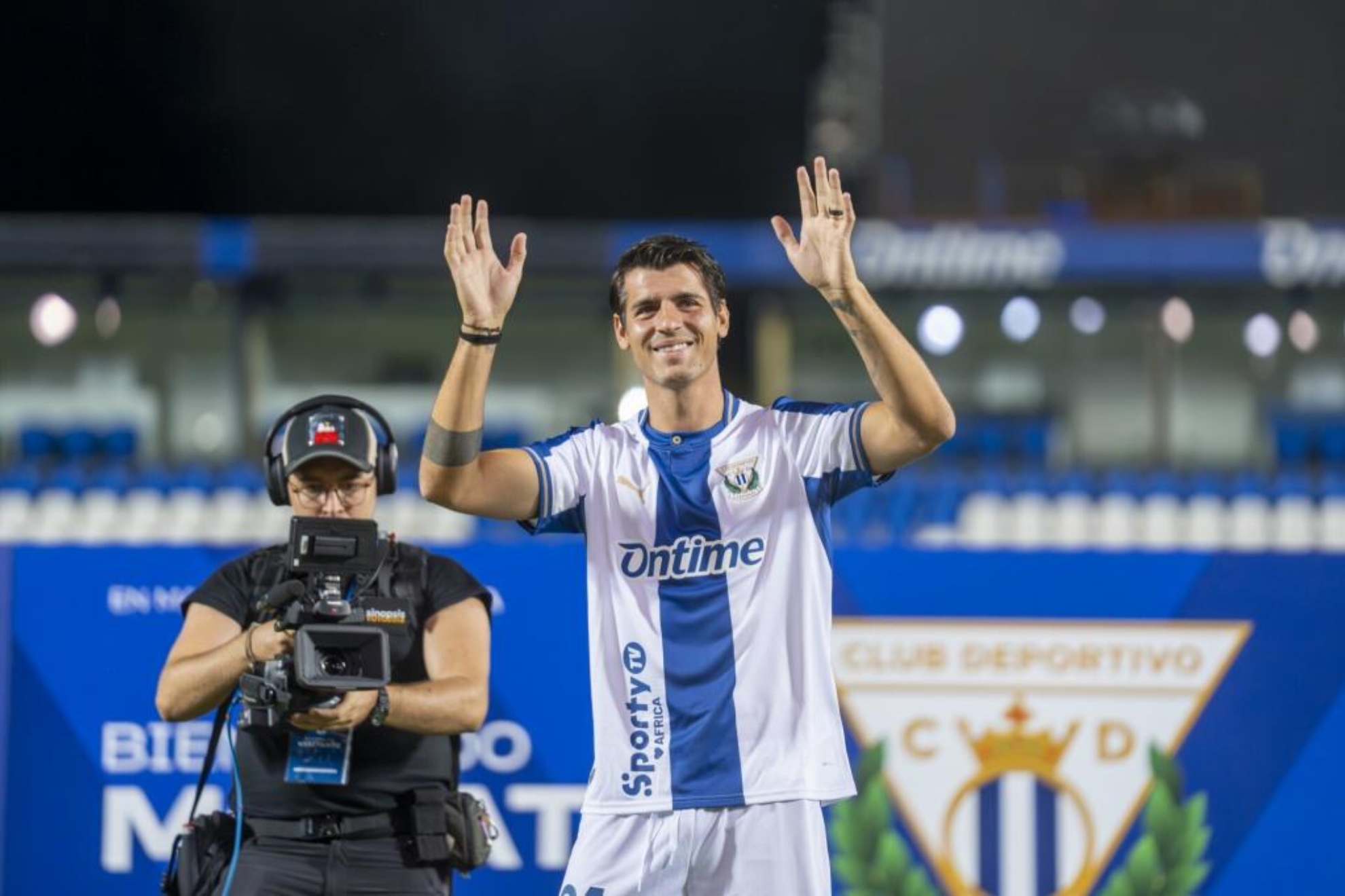 Morata saludando sobre el verde de Butarque. LEGANÉS