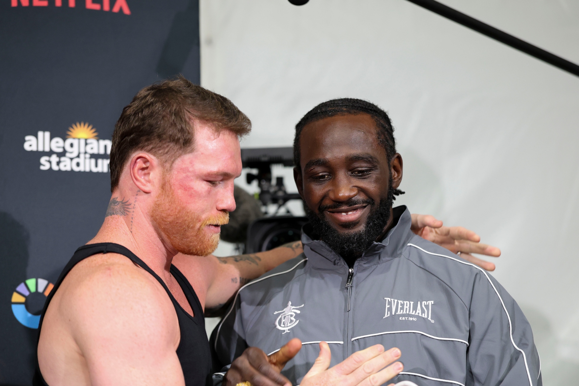 Canelo saluda a Crawford tras su pelea. EFE
