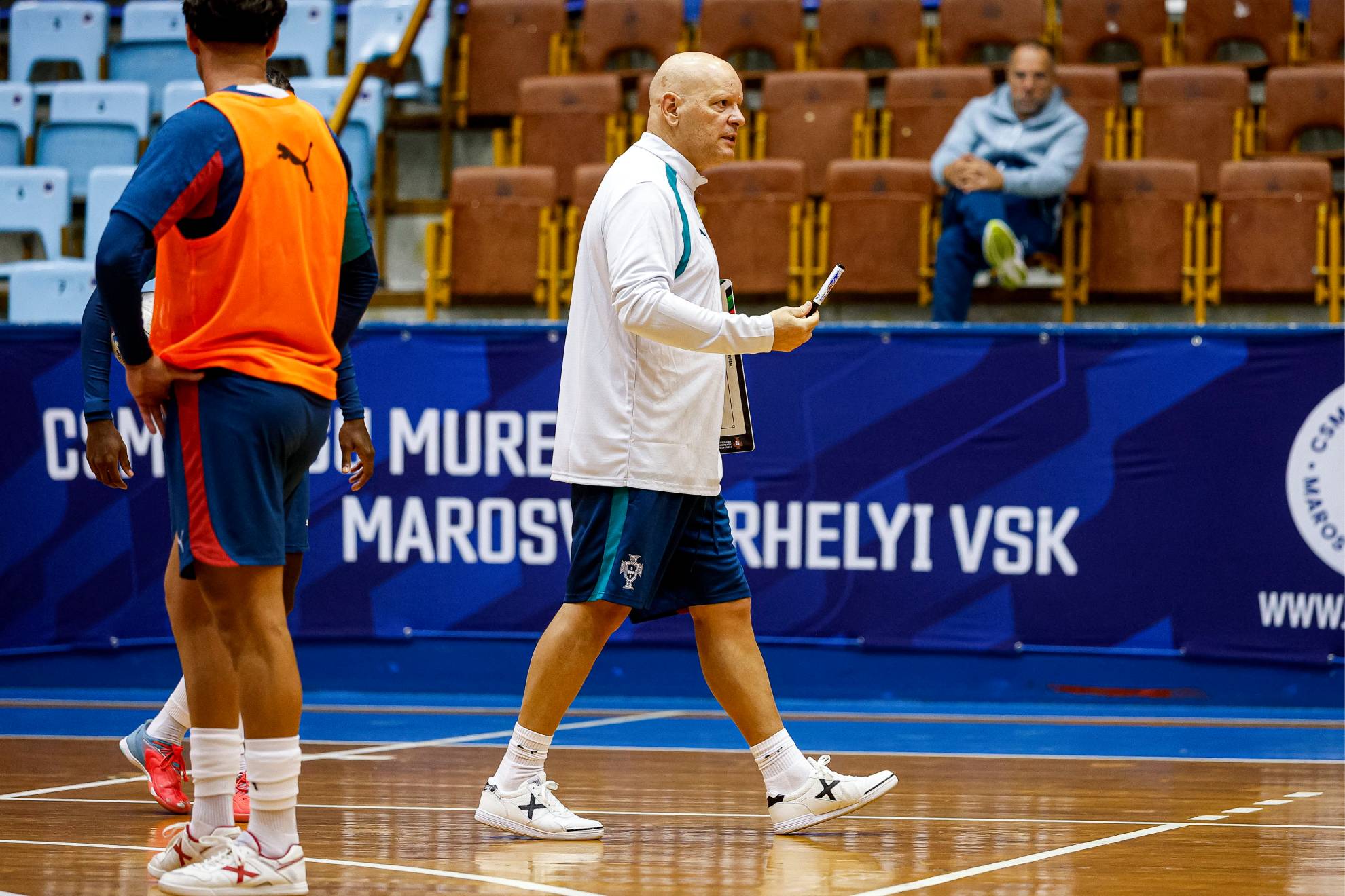 Jorge Braz, seleccionador portugués, da instrucciones en el entrenamiento de ayer en Turgu Mares FPF.PT
