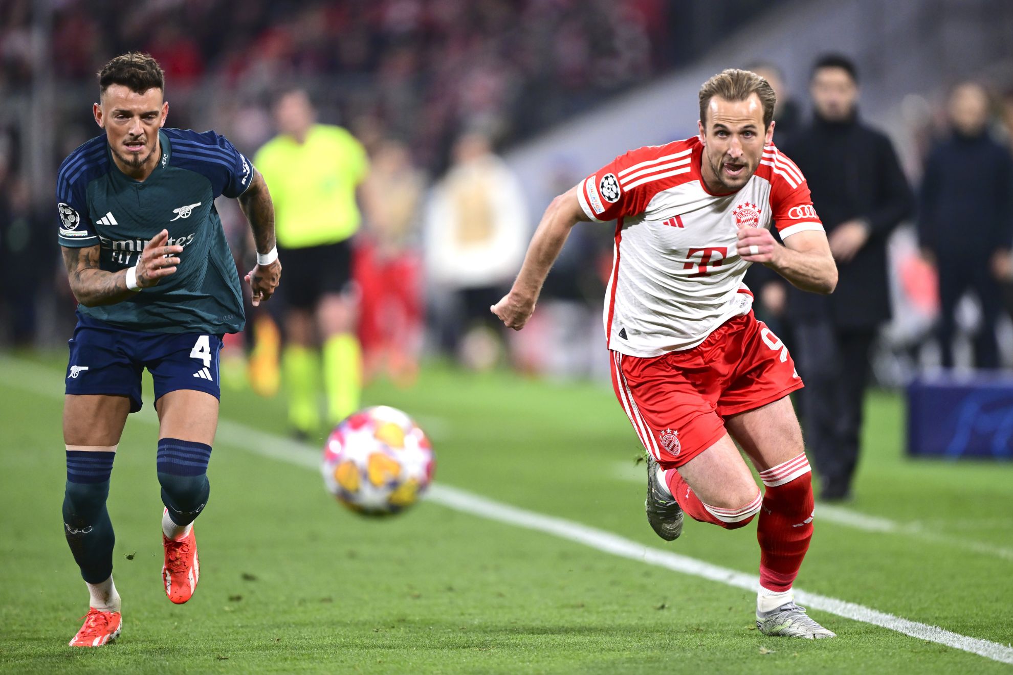 Kane y White pelean por un balón en los cuartos de la Champions 23-24