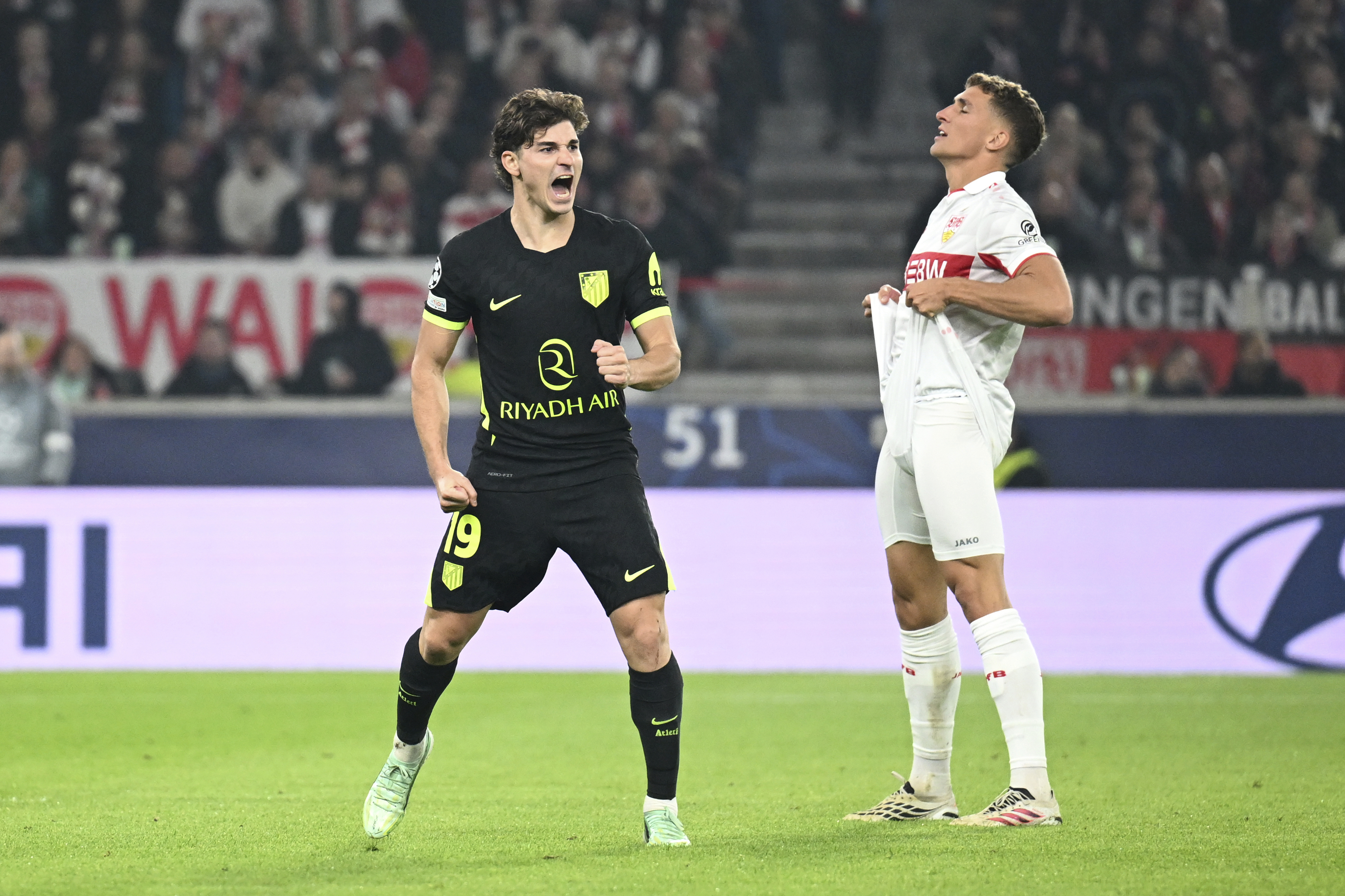Julián Alvarez celebra su reencuentro con el gol en Stuttgart ante la rabia de un rival. Getty Images