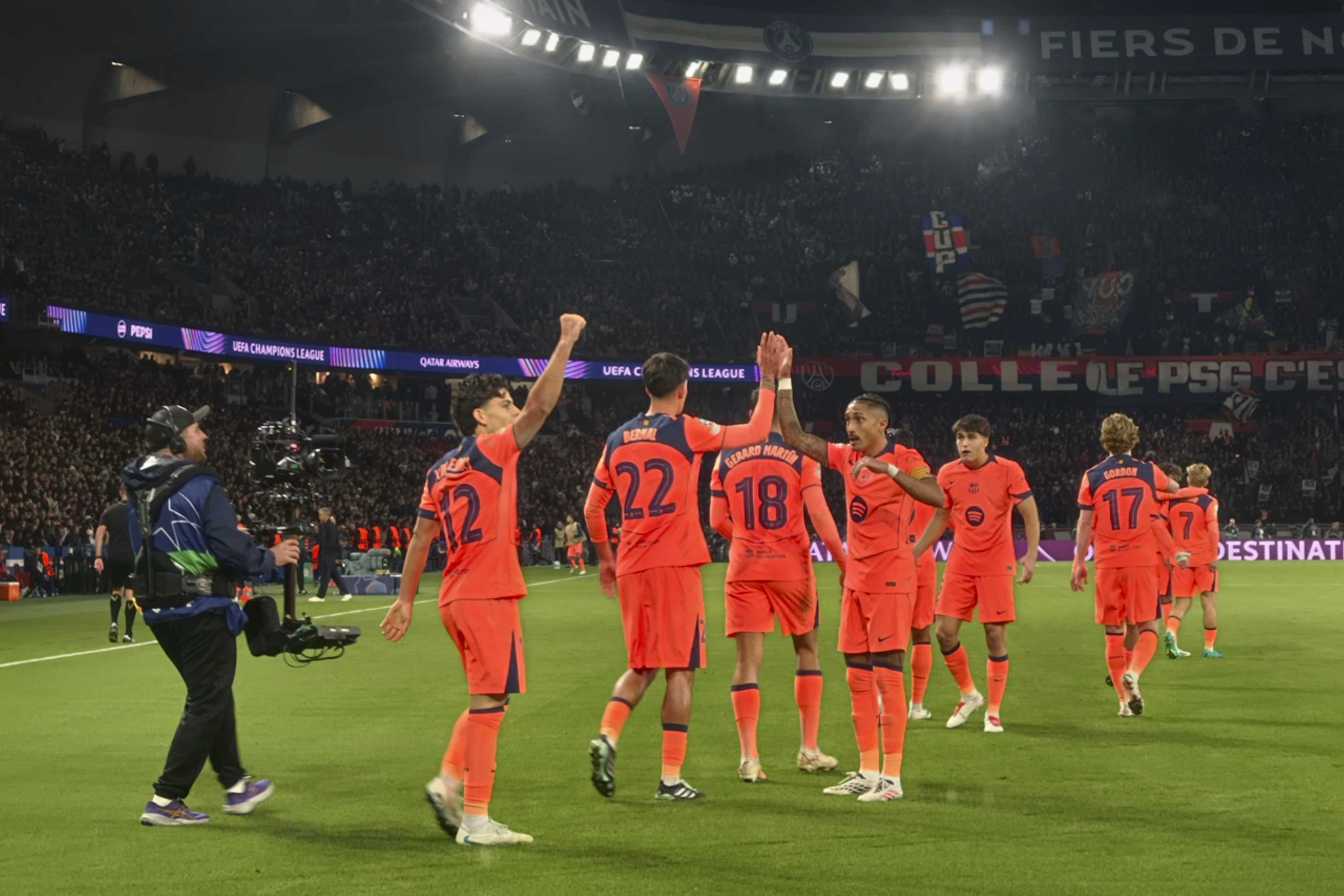 Xavi Espart, en primer plano, celebrar su gol con el Barcelona en la visita al PSG. Francesc Adelantado