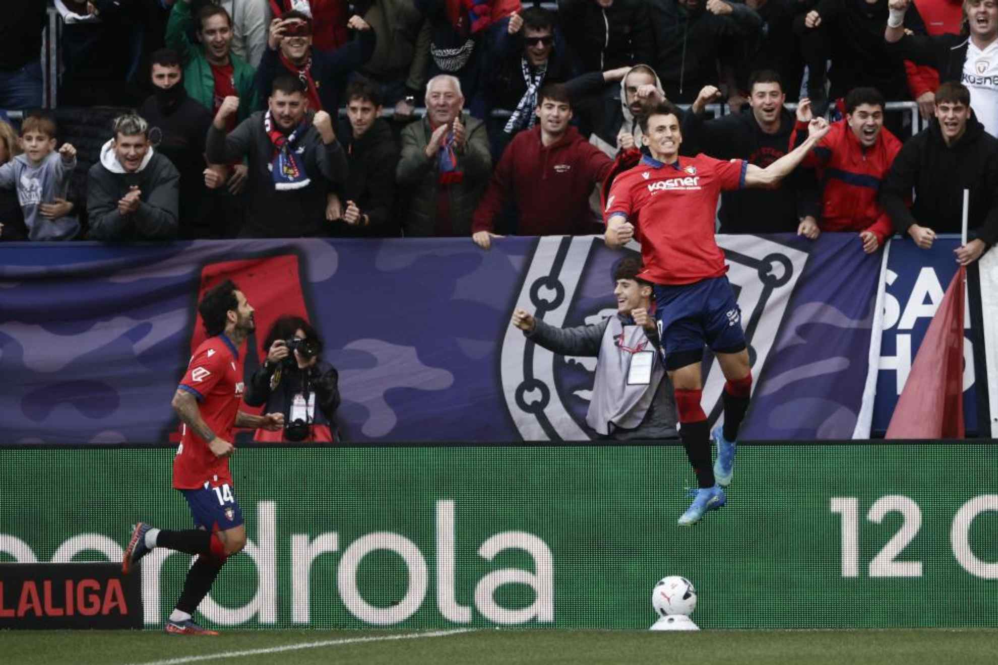 Budimir celebra su gol de penalti ante el Racing. EFE