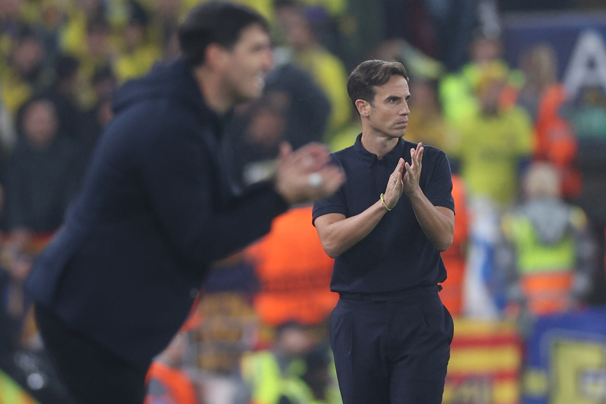 Iñigo Pérez aplaude en Anfield, con Andoni Iraola en primer plano. EFE