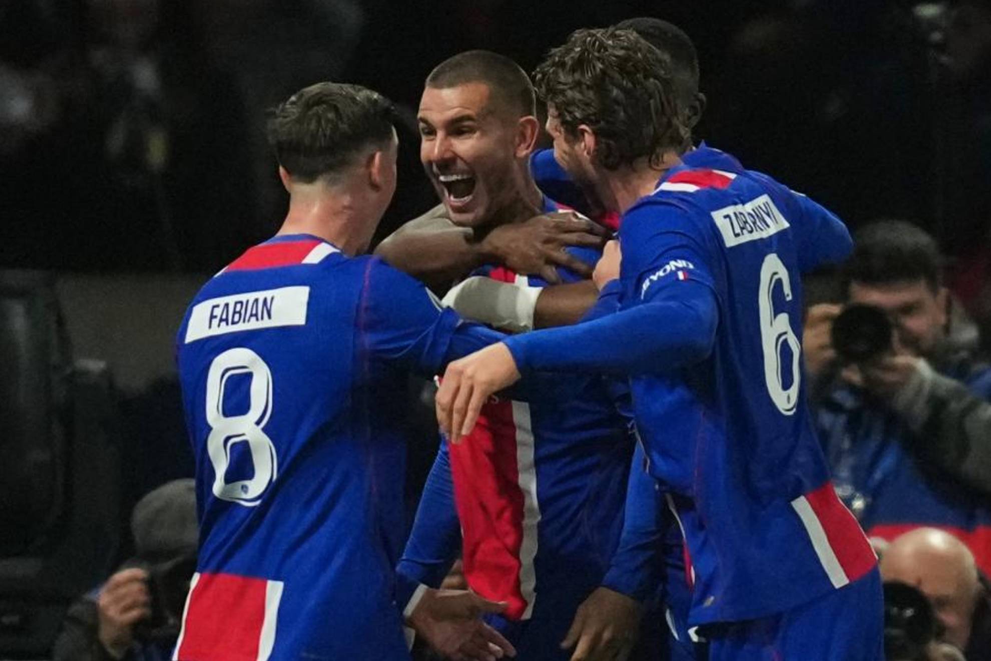 Lucas Hernández celebra su gol con los compañeros del PSG. AP