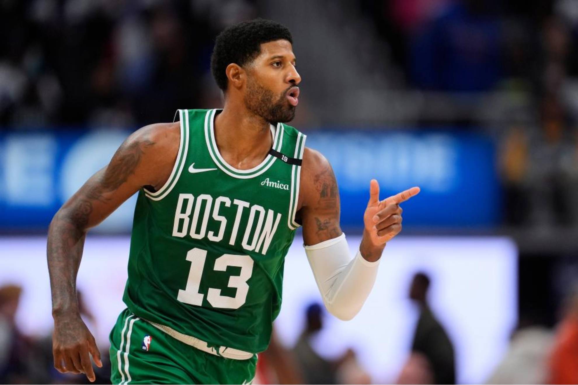 Paul George, alero de los Celtics, celebra una canasta ante los Pistons.