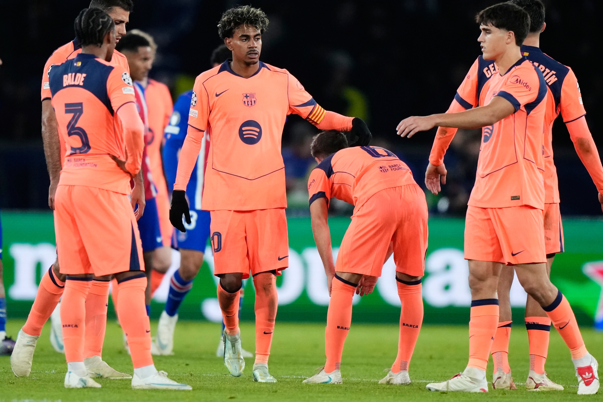 Los jugadores del Barcelona al finalizar el partido frente al PSG. LAPRESSE