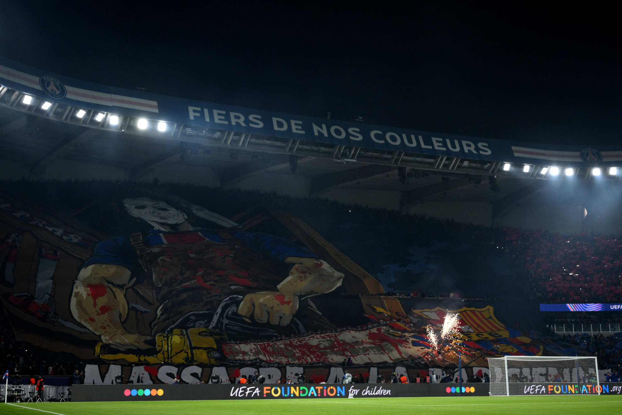 El mosaico del fondo del Parque de los Príncipes contra el Barça. Getty