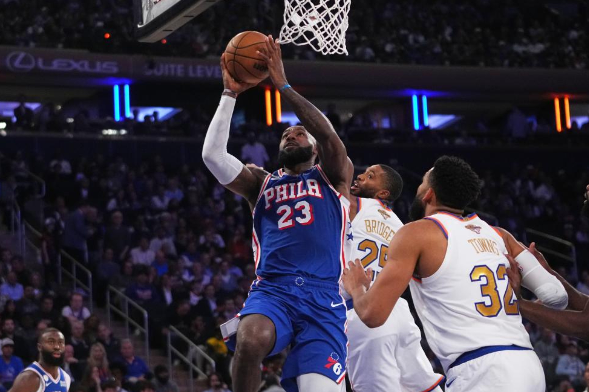 LeBron James lanza a canasta ante Karl-Anthony Towns y Mikal Bridges.