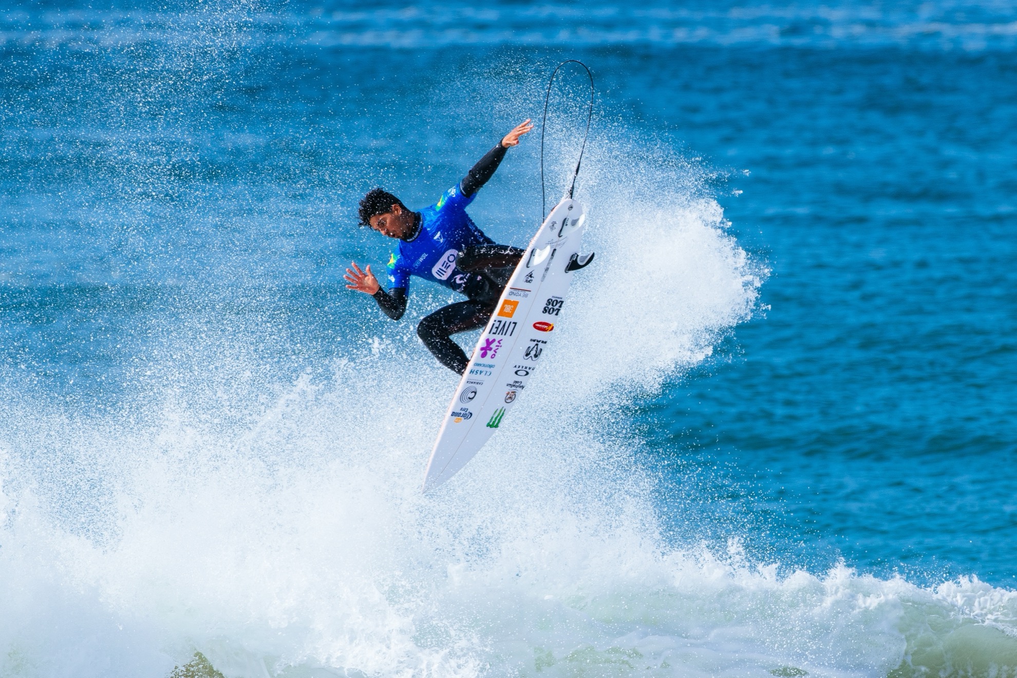 Gabriel Medina remontó en el último minuto ante Morgan Cibilic para alcanzar las semifinales en Peniche. WSL / Luke Mashman