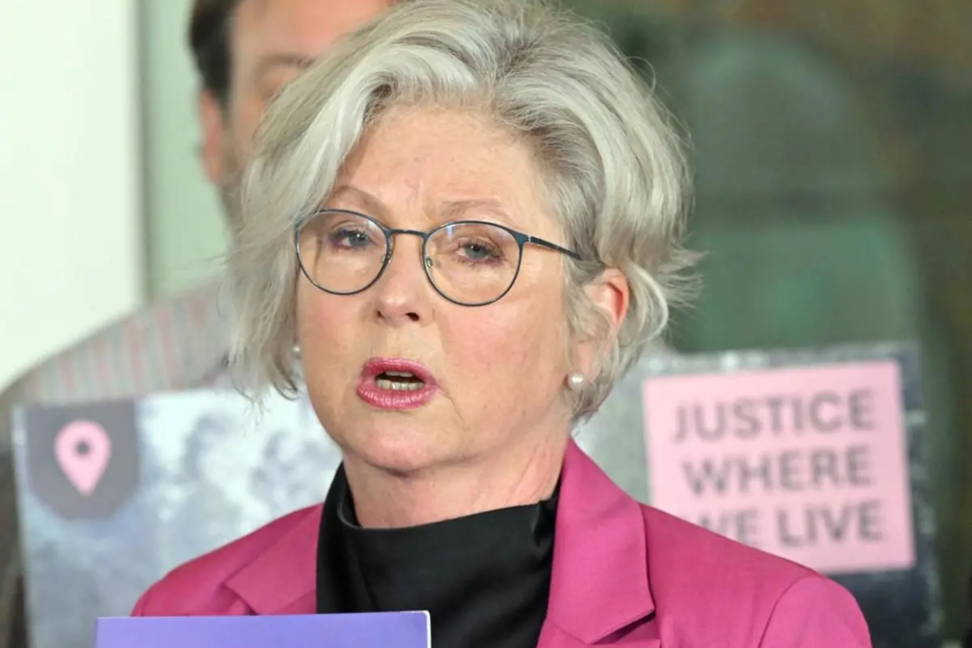 La diputada independiente australiana Helen Haines ha sufrido la amputación de ambas piernas.