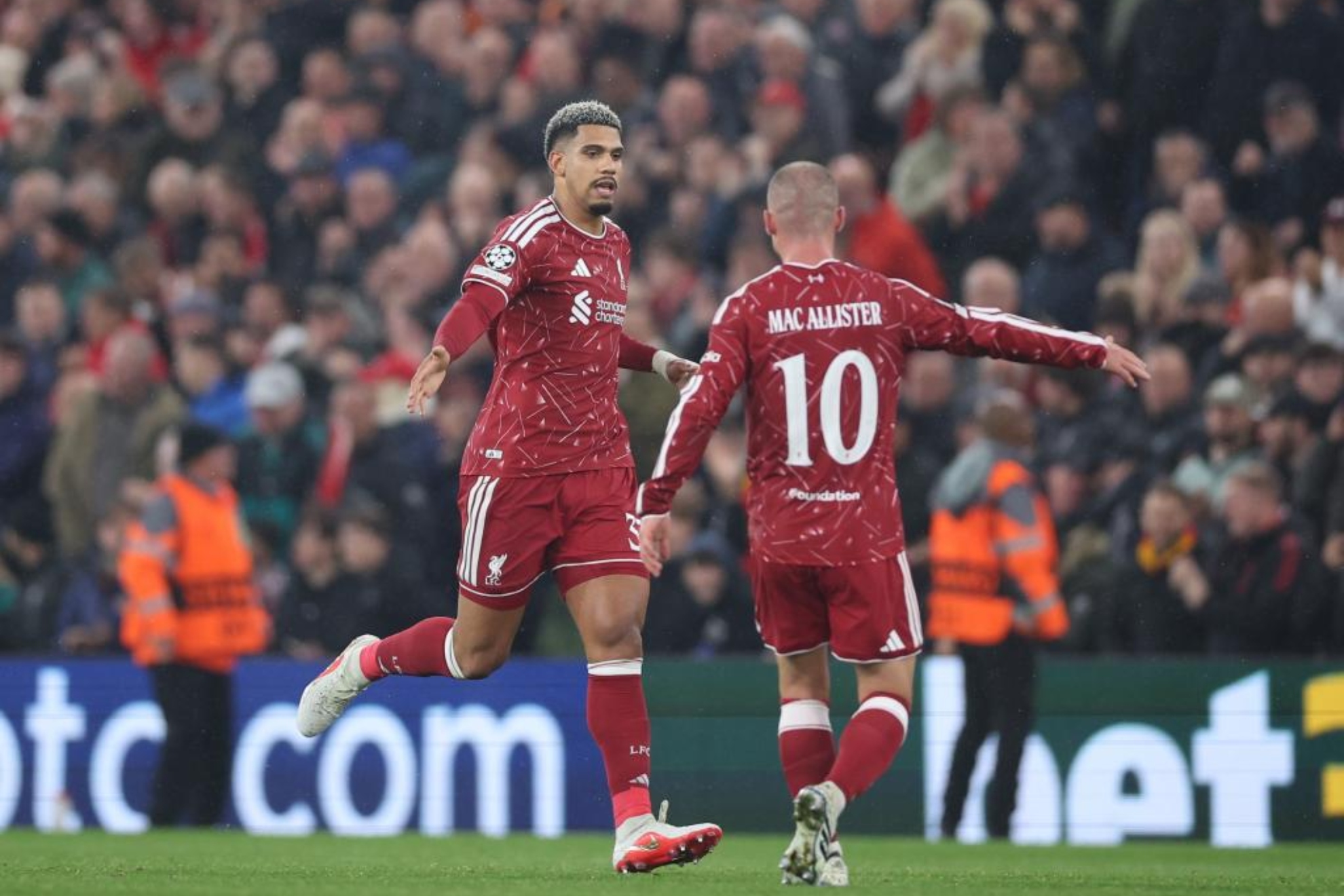 Ronald Araujo celebra su gol con Alexis Mac Allister. EFE
