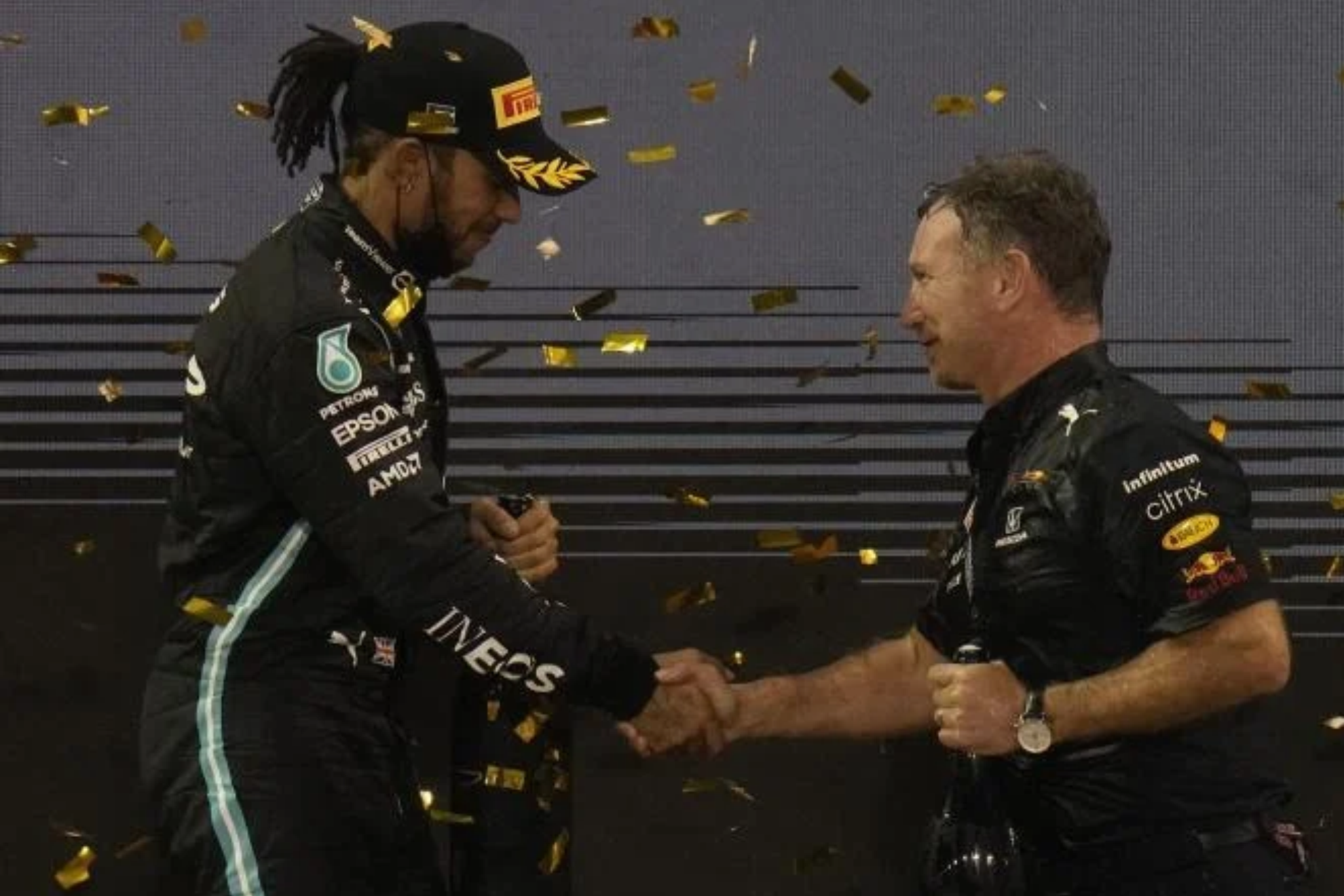 Lewis Hamilton y Christian Horner en el pódium de Abu Dhabi 2021.