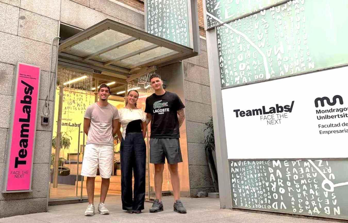 Los universitarios Sofía Fernández Mazo, Pablo Lorenzo Valero y César Van Eyk, líderes del proyecto The Goat Social
