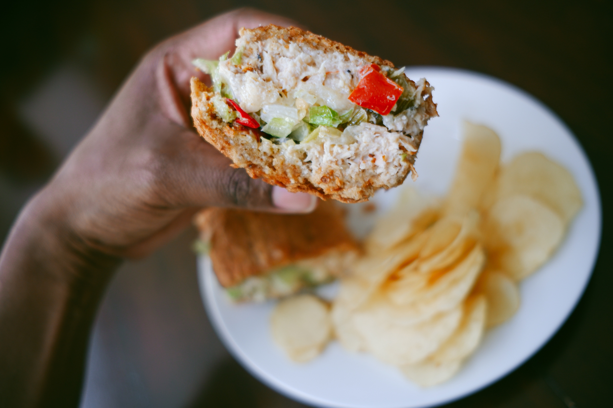 Una persona se dispone a comer un montadito con mayonesa. Getty