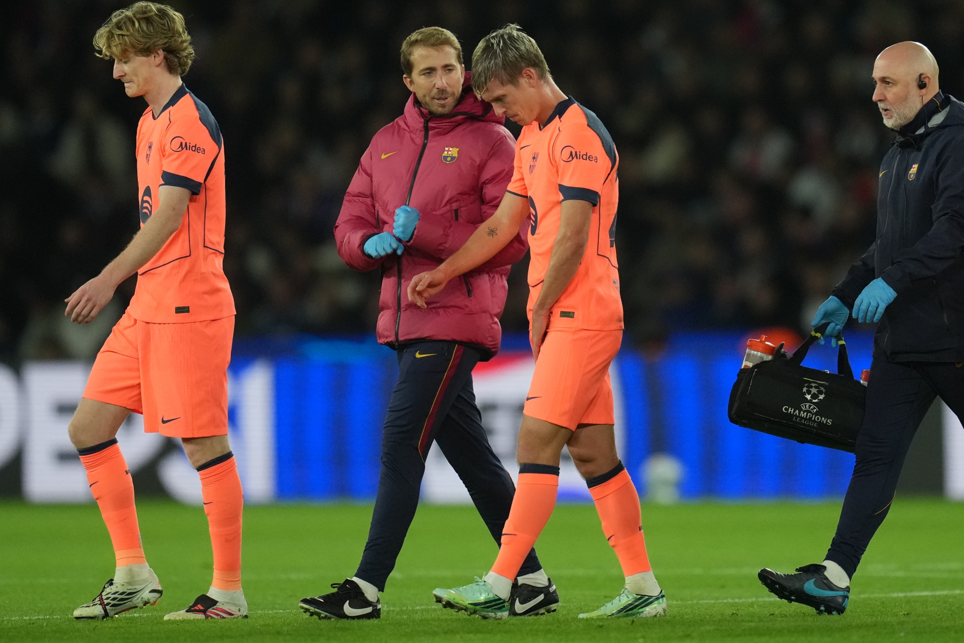 Dani Olmo se retira lesionado del Parque de los Príncipes. LAPRESSE