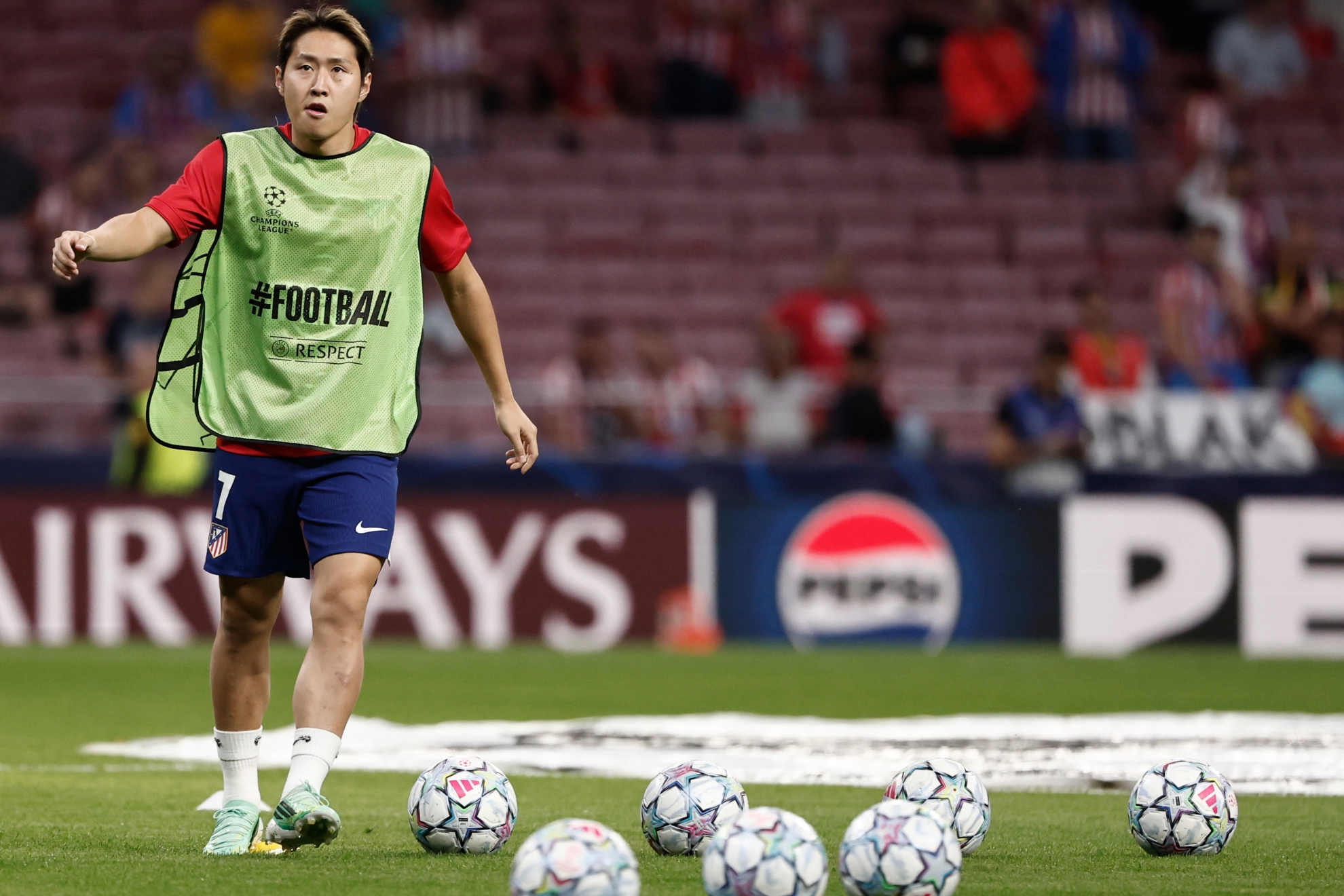 KANG-IN LEE, EN EL CALENTAMIENTO PREVIO A MEDIRSE AL UNITED. EFE