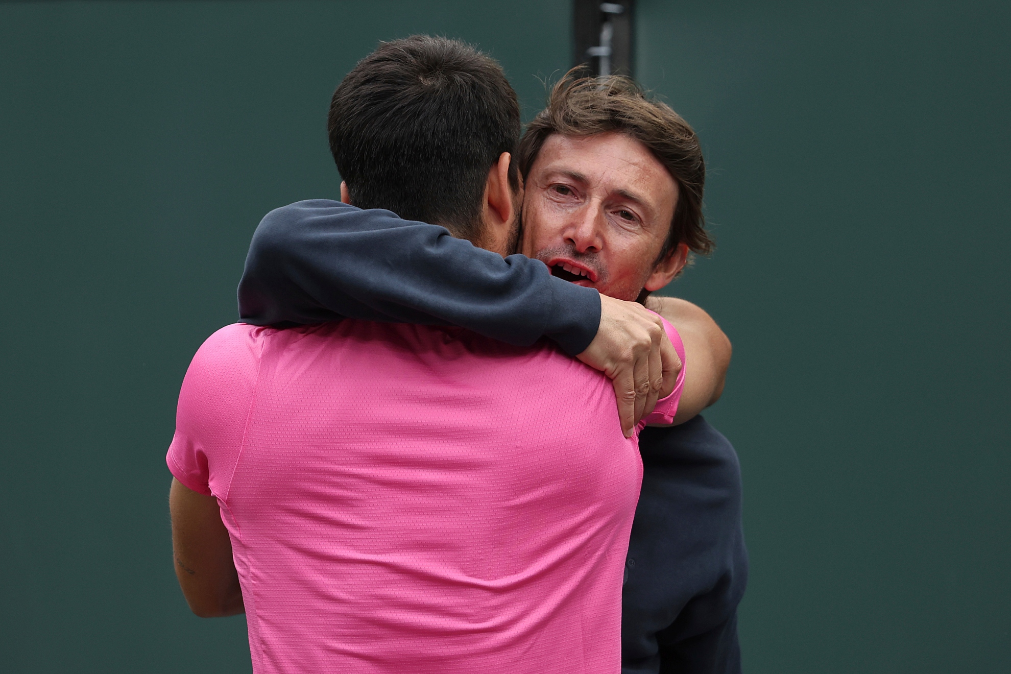 Ferrero y Alcaraz se abrazan tras la consecución del título de Miami 2022.