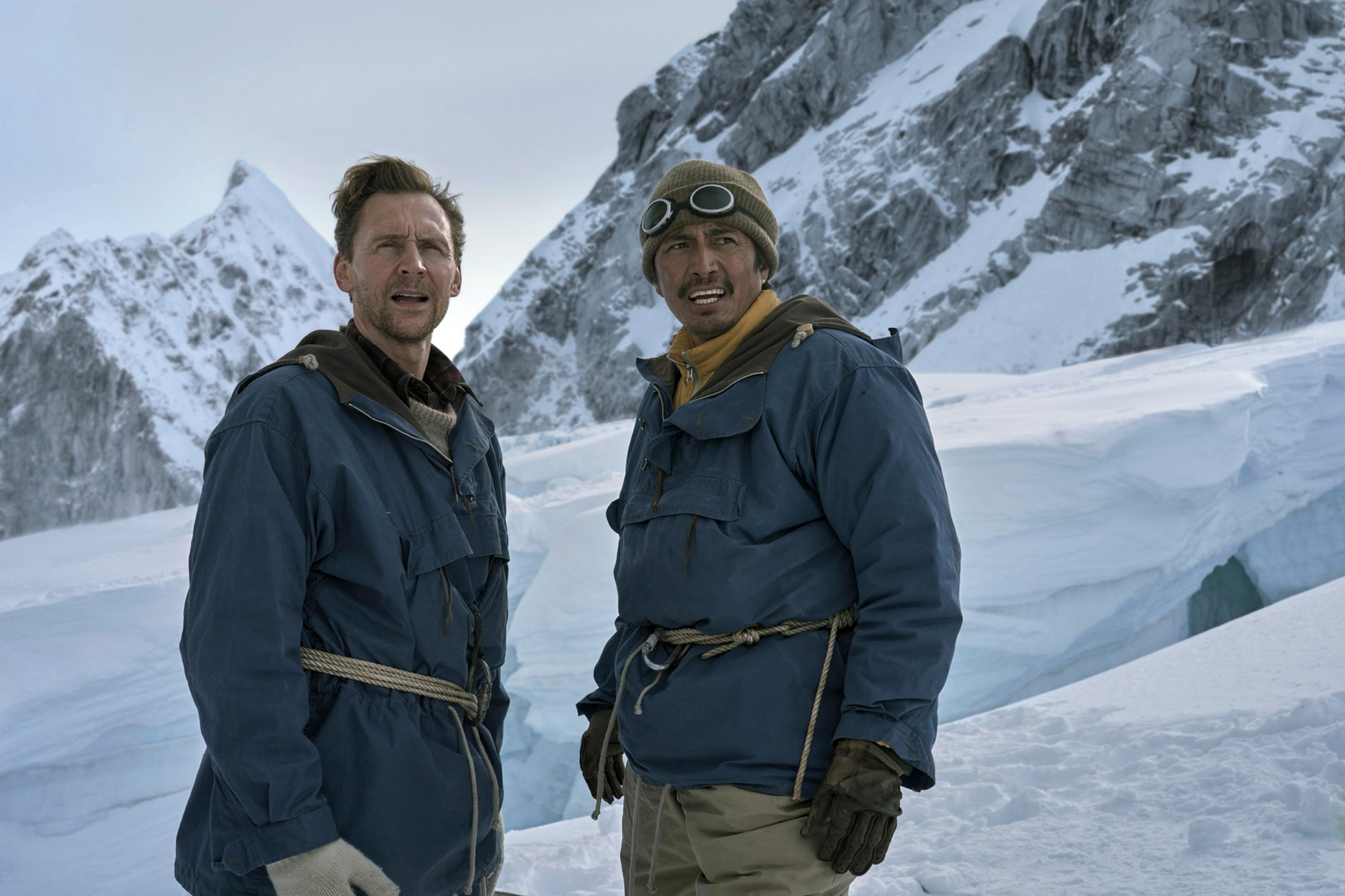 Tom Hiddleston y Genden Phuntsok, en 'Tenzing'. Apple TV